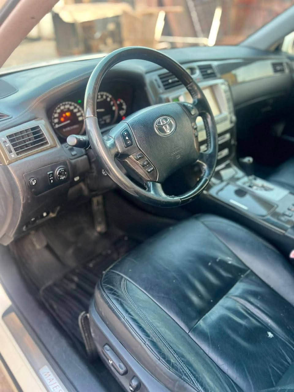 TOYOTA CROWN MAJESTA
للبيع تيوتا ماجستا. سونار مرفق بالصور

رقم  بابل قرار 102 تسجيل جديد  شرط المداور ثاني يوم 

السياره فول مواصفات 5 دكم
  
✅ محركها V8 الحجم 4300.

✅ كشنات بيجي  

✅ تبريد امامي خلفي3قطع.

✅فتحه بلسقف

✅ 3قطع بردات خلفيه.

✅ اربع كشنات كهرباء.

✅ 3برده خلفيه وجانبيه كهرباء اصليه.

✅ 5بصمات ابواب+بصمة تشغيل+ صندوك شفط 

✅ كشنات خزن ميموري.

✅ كامره خلفيه 

✅ ثلاجة

✅ مري ترحيب عند الاقتراب.

✅ ستيرن كهربائي

✅ مري كهرباء.

✅ تحكم ستيرن+كروز تثبيت سرعه.

✅ جنطه جكات كهرباء شفط.

✅ سياره مال جناي 
 وباقي المواصفات المعروفه لل5دكم.

العنوان  بابل المحاويل
***********

السعر.180

نص مكتوب في الصور:
- الخميس