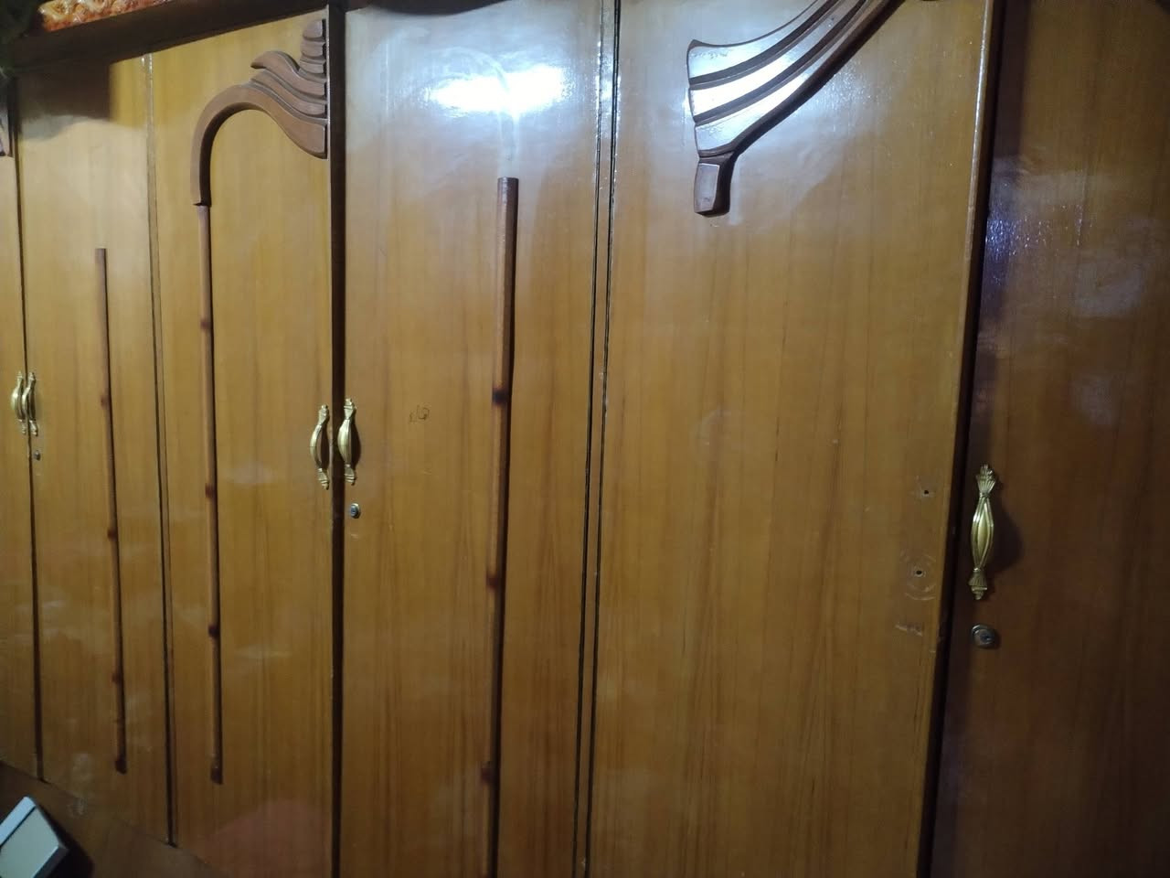 غرفه اخشاب مستعمل للبيع الكنتور ست بوب٦السعر 200 (***********)
