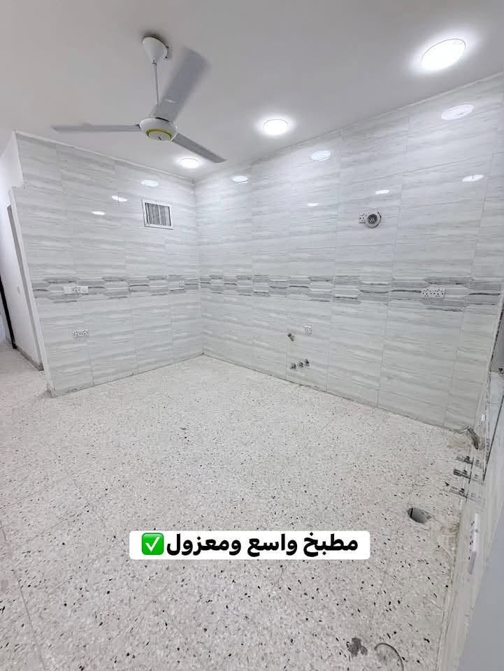 🔥 بناية سكنية كاملة يمي وبس! 🔥
🏢 بناية زيرو وغير مسكونة
⚡️ مصعد كهربائي متوفر
📍 حي دراغ – قرب جامعة التراث

🏠 الطابق الأرضي
متوفر شقتين توين:
• 🛏️ غرفتين نوم
• 🛋️ صالة
• 🍳 مطبخ
• 🚾 صحيات
• 🛋️ مؤثثة بالكامل
⚡️ كهرباء مجانية

💰 الإيجار: 1,250,000 دينار شهرياً فقط

━━━━━━━━━━━━

🏢 الطابق الأول والثاني
⚡️ مصعد كهربائي متوفر

متوفر شقتين توين:
• 🛏️ غرفتين نوم
• 🛋️ صالة
• 🍳 مطبخ
• 🚾 صحيات

💰 الإيجار: 950,000 دينار شهرياً

━━━━━━━━━━━━

🛏️ سويت خاص
• 🛏️ غرفة نوم
• 🍳 مطبخ
• 🚾 صحيات

💰 غير مؤثث: 750,000 شهرياً
💰 مؤثث: 850,000 شهرياً

🛏️ متوفر أيضاً سرير (سكن طالبات)
💰 300,000 دينار للسرير

📸 يتوفر تصوير عبر الواتساب
للاستفسار أو لعرض عقارك:
حسن البيضاني ***********☎️

العلياء للعقار
المنصور-قرب مول المنصور

نص مكتوب في الصور:
- المنصور احي دراغ شقق زيروو غير مسكونة
- الصالة
- مطبخ واسع ومعزول
- WC صحيات
- 1 غرفة النوم
- غرفة نوم 2