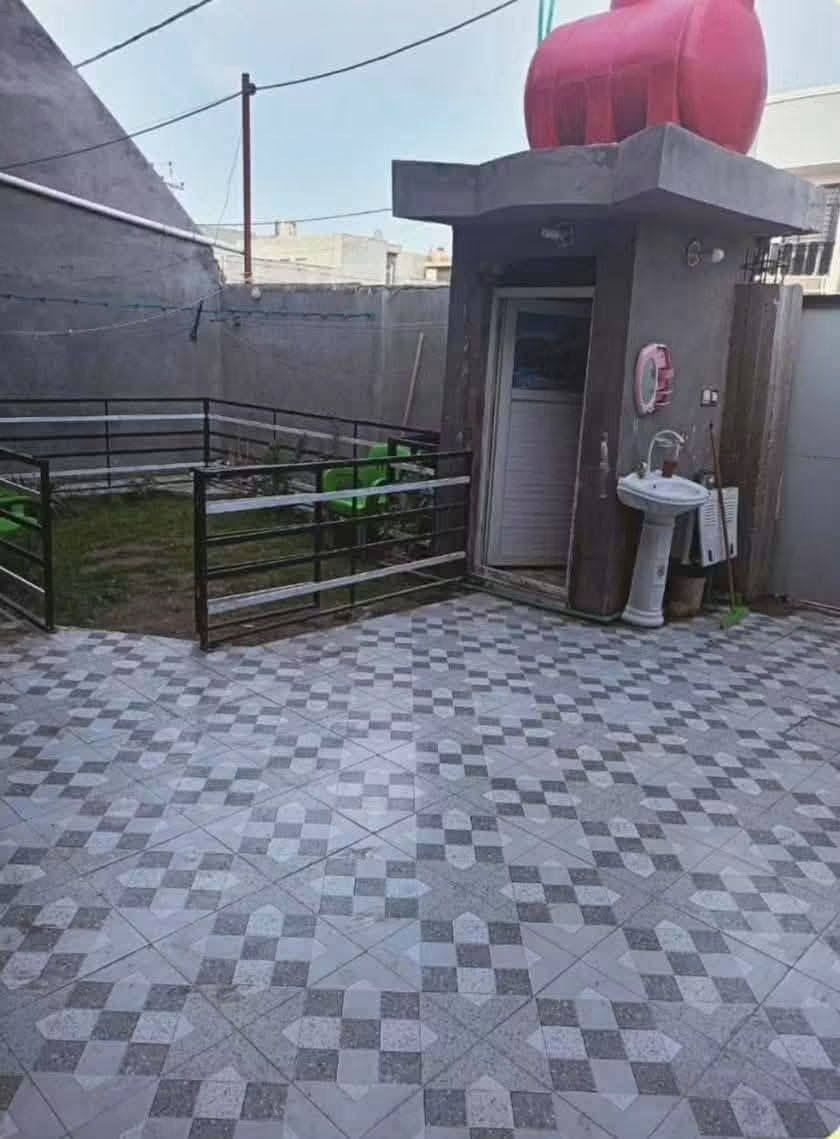 دار طابو صرف مساحته ٢٠٠م للبيع يحتوي على غرفتين نوم واستقبال وهول صحيات داخلية وخارجيه ومطبخ الطابق الثاني يحتوي على غرفه بدون لبخ ولا كاشي العنوان الوردية سيف سعد شارع ٣٠ قرب أسواق النافعي عرض الشارع ١٥م للاستفسار الاتصال على الرقم *********** السعر 145مليون وبي مجال
