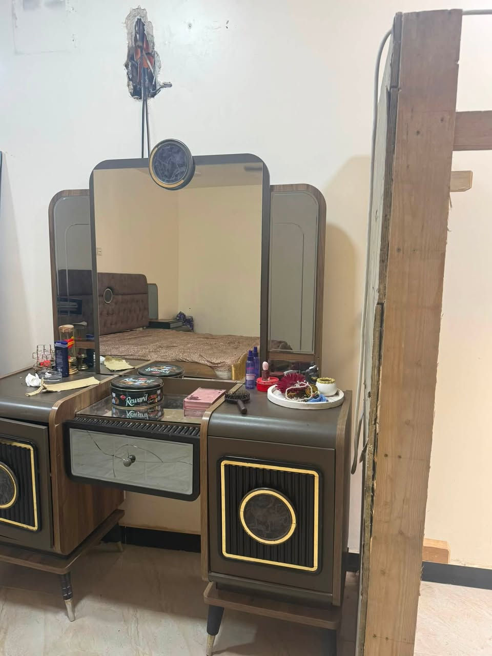 السلام عليكم غرفة نوم بحاله جيده و سعره 450 الف مكاني بغداد الدوره  0776030750
سبب البيع اريد انتقل من غير بيت 

الصور موجوده كل تفاصيل موحوده بلصور 

***********
