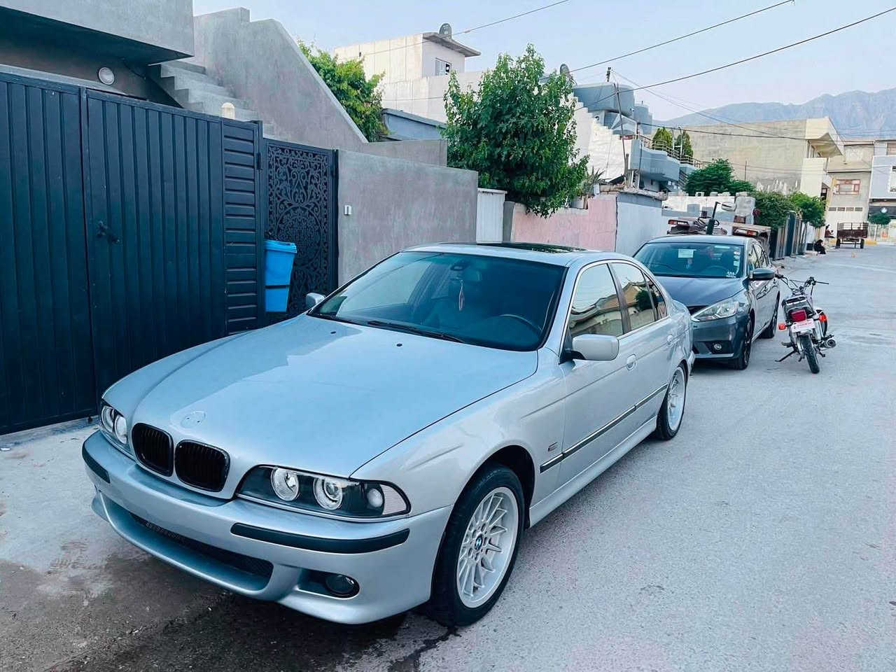 bmw e39 مۆدیل ١٩٩٩ حەجم 528 ئارم پلاسیک ئارم و ئەوەلیات بەشەرەت خرامە و پاکانە بەشەرت مواسەفات سلایت شوشە دەبڵ گیڕ کوشن جلد فۆڕمیکا ئاڕباگ ئاوینە کارەبای تەبرید سارد و گەرم جوار تایەو ویلی لۆک گیر و مەکینەی لۆک سەیارەکە جرکەی تیانیە سەیارەکە مالئ خۆمە بی مەسرفە لیدراوی نیە هەمووو گیانی لەسەر بیلاد ماوە فول مواسەفاتە بینی سەیارەکە زۆر لە رەسمەکان جوانترە پیش و دوای هەموی ئیمە سوکان ڤۆلیومە شاشە ئایپاتە سەیارەکە حیزام بۆ یاخە بۆ جوانی دخان, السليمانية
