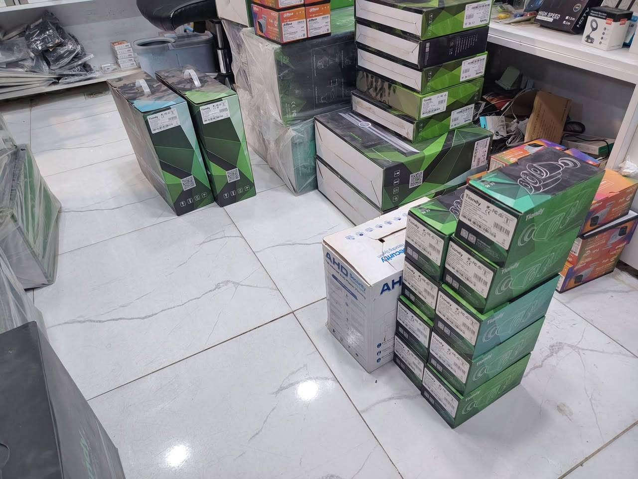 السلام عليكم
اخوان عندي هذن الكاميرات المراقبة نوع Tiandy  كلها IP و صوت 
يرهم على كاميرات الهيكفجن 
مجموع 140 كاميرا و جهاز ، بيهم 17 قطعة ptz  

ابيع الكمية كلها 
اذا شراي خابر الرقم
***********
مكان الكاميرات (كركوك).
