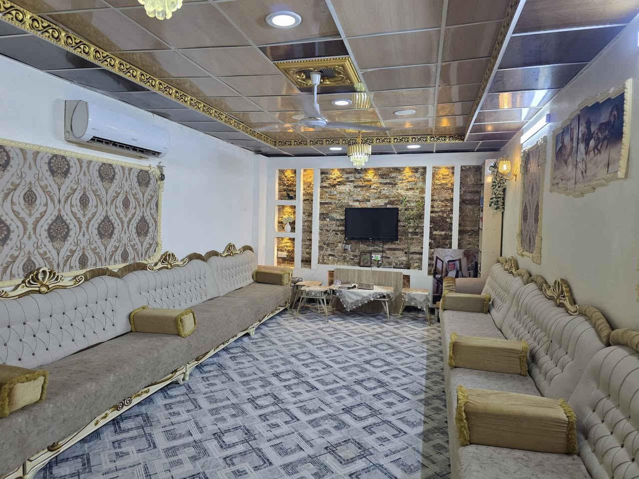 بيت للبيع مساحه ٥٠٠م كوت حي الحكيم على شارع ٣٠م قرب المدارس +محلات ثنين  يحتوي على أربع غرف نوم وصالة ومطبخ واستقبال وكراج وحديقه السعر ١٥٠وقابل للتفاوض الاستفسار مراجعه مكتب دلاليه احمد السعيدي عنوان المكتب قرب حسينيه بيت خليفه الاتصال *********** ***********
