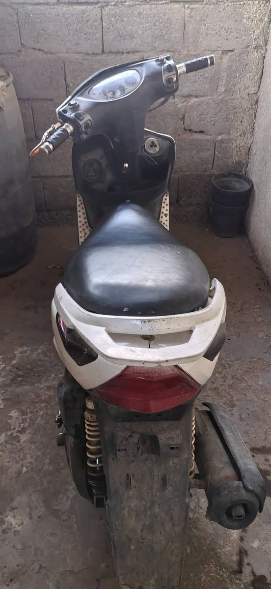 السلام عليكم دراجه للبيع الدراجه بيه خمده من تنطيه بانزين كفراته اصليه مكانه مقابيل  بوب الشام منطقة الاصلاح شارع الجزيره لل استفسار *********** للسعر 450 او بيه مجال حك الجيه
