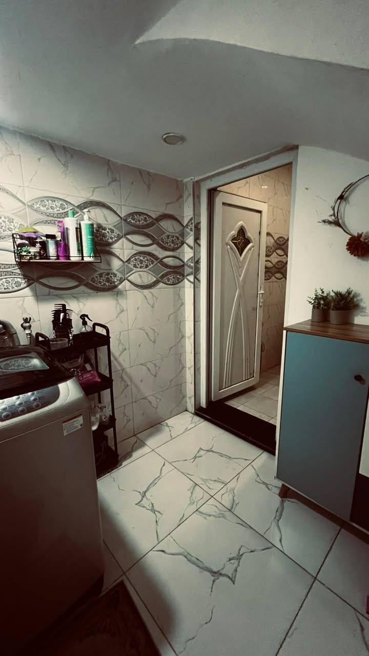 🏡✨ فرصة مميزة للسكن في مجمع الرواد ✨بيت للبيع 🏡

إذا تبحث عن بيت مرتب، عملي ومناسب للعائلة وبموقع قريب من أهم الخدمات، فهذا البيت قد يكون اختيارك المثالي ❤️

📍 موقع مميز وقريب من:
🏥 المستشفى التركي
🎓 جامعة واسط
🛍️ الأسواق والخدمات

🏠 مساحة البيت:120م²

🔸 الطابق الأرضي:
🛏️ غرفة نوم
🍳 مطبخ
🛋️ صالة
🏡 هول داخلي
🚿 حمام داخلي + حمام خارجي

🔸 الطابق الأول:
🛏️ غرفة نوم بنظام سويت مع حمام خاص

💰 المقدّمة: 60 مليون دينار
🏦 القسط الشهري للمصرف: 548 ألف دينار فقط
💵 المدفوع للمصرف العقاري: حوالي 25 مليون دينار

⭐ بيت جاهز للسكن

📞 للاستفسار اكثر الاتصال على ***********
