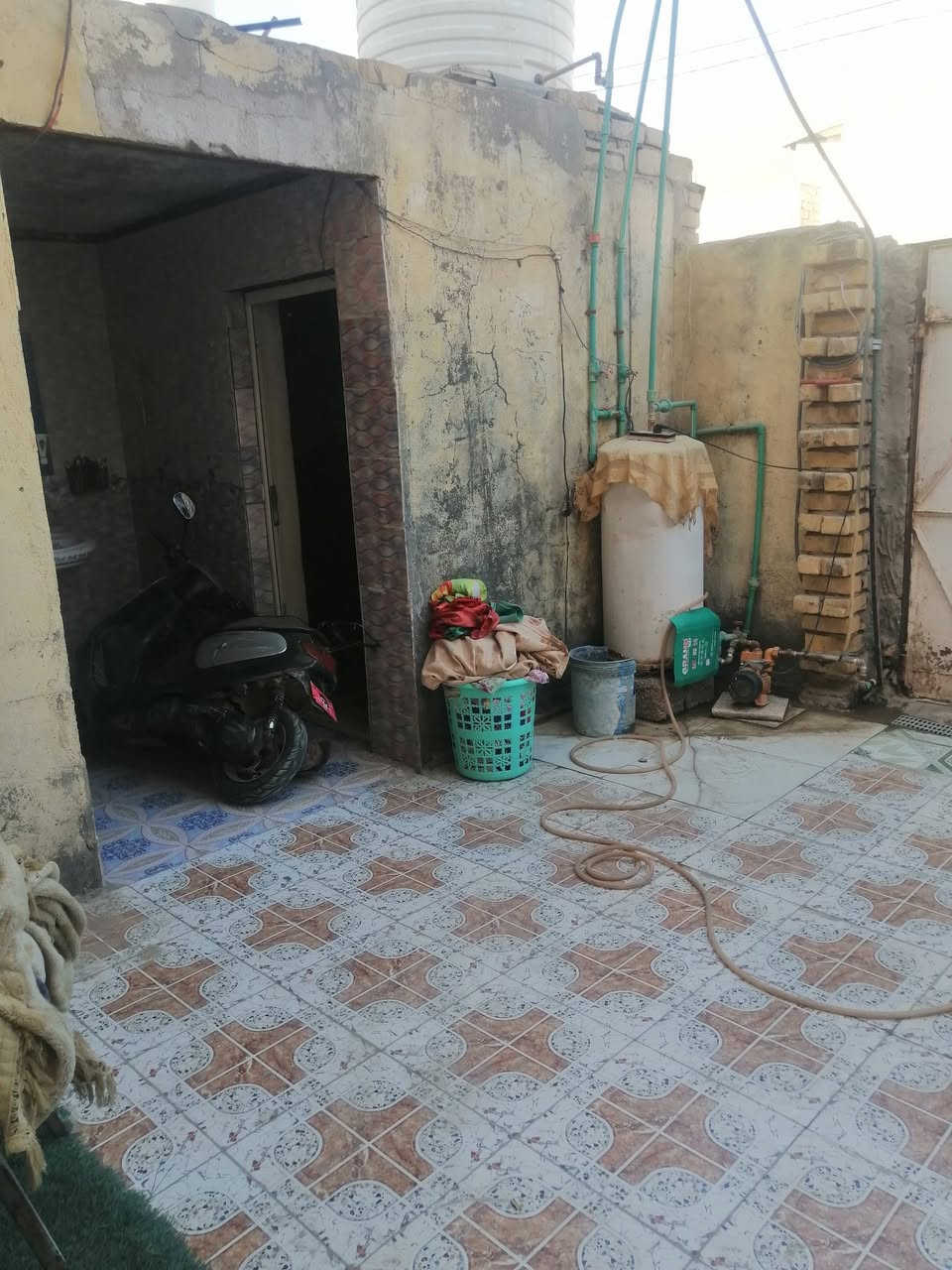 السلام عليكم بيت للبيع مساحتة 170م البيت عكادة طابوك نضيف مبني بي استقبال وغرفتين ومطبخ وصحيات داخلية وخارجية وصالة يبعد.عن الشار؏ 300م وكامل مكمل 
سعر 50 للشراي بخدمتة مكان ناصرية الصخيين يم المحولة مال الكهرباء بشارع مجمع سنتر بغداد مباشرتاً شراي اتصل وبلخدمة ***********

