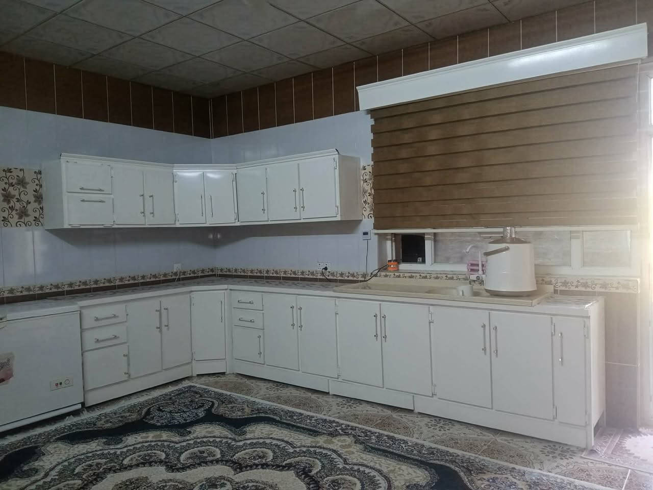 ئاڵتون  کرێمی  بۆیاخی عەسڵی کراوە کراوە  دەستکردە زۆر پاکوو بێ عەیبە بەشی مەخسەلەکە  3مترو30سانتە بەشی زاویەکە 2مترە 
گۆڕینۆ ئەکەم    لەکەلاری کۆنم***********
