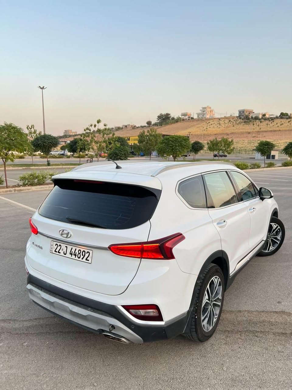 للبيع: هيونداي سنتافي 2019 وارد كوردي خليجي (فول مواصفات بدون بانوراما)
 الموديل: 2019
 المحرك: 2.4 لتر (4 سلندر)
السعر:195 ورقة 
 المواصفات:
 فول مواصفات (بدون فتحة بانوراما)
 3 مقاعد (7 راكب)
 3 قطع تبريد (تبريد مركزي منفصل للسطر الثاني والثالث)
 مرايات شفط / كشف كهربائي (مع إشارات بالمرايا)
 شاشة لمس مع كاميرا دوارة / خلفية
 حساسات خلفية / أمامية
 كبسات وتحكمات ستيرن كاملة (كرك / تثبيت سرعة)
 أنظمة قيادة متعددة (Eco / Sport / Smart / Normal)
 نظام فرامل ABS ونظام عدم الانزلاق (Traction Control)
 ويل كب حجم كبير
 كشافات وقلايات / زنون وأضواء LED نهارية
 الحالة والصبغ:
صبغ شبر بالبوند فقط 
وصبغ بالصندوق ( مكان الرقم)
باقي السيارة مكفول من الصبغ والبارد، والسيارة بشرط الفحص (محرك، كير، وشاصي) 
ايرباك سليم
السعر 195 ورقة 
مكان السيارة دهوك
للاستفسار
*********** واتساب
*********** واتساب موصل, نينوى
