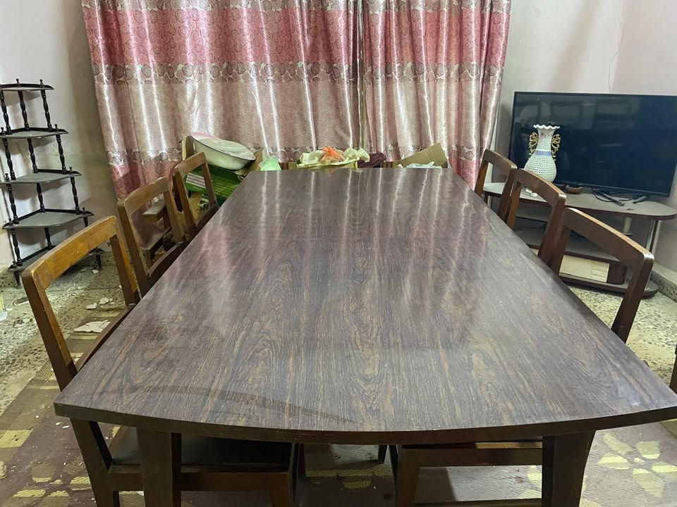 ميز صاج + ٦ كراسي للبيع مكان بغداد السعر ٢٠٠ 
***********
