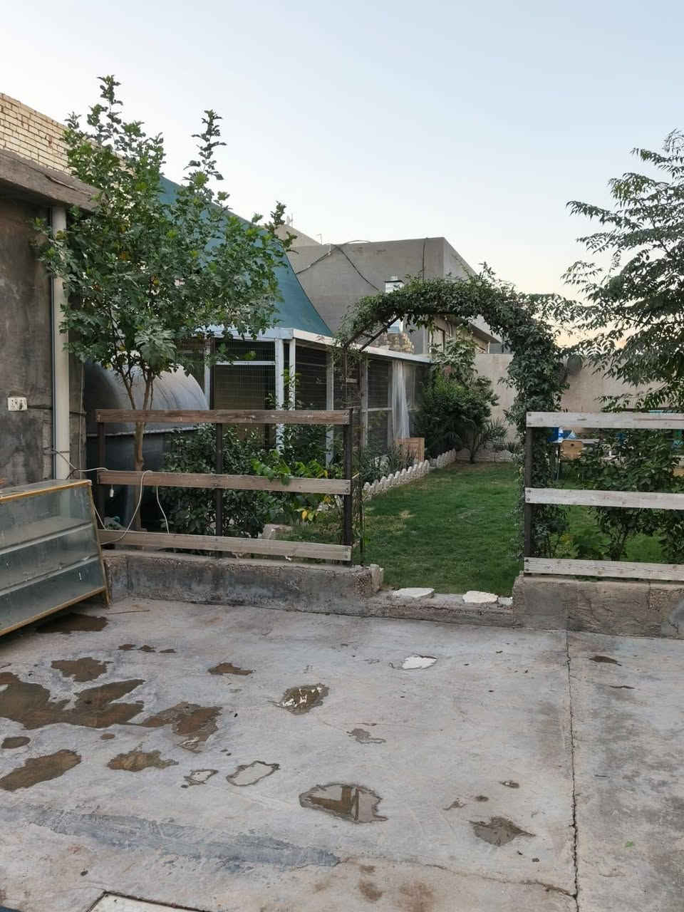 🏡 بيت للبيع - بمساحة إجمالية واسعة وموقع ممتاز 🏡
المساحة الكلية للأرض: 560متر مربع. 
مساحة البناء (البيت): 180 متر مربع.
​🔹 تفاصيل وتقسيم البيت الداخلي:
​غرف النوم: يحتوي البيت على (3) غرف نوم واسعة وبمساحات  (قياس كل غرفة 5 *5 متر).
​ أيضاً يحتوي على استقبال ضيوف بمساحة 8*5 متر
وصالة بمساحة 8*5 متر
ومطبخ بمساحة 7*5
​🔹 يحتوي أيضاً 
​حديقة أمامية: تمنح البيت إطلالة خضراء بمساحة 10 متر 
​حديقة جانبية ضخمة: بمساحة 210 متر مربع
​كراج خاص للسيارة والبيت :  بعرض 4 متر 
​السعر( 115 ) 
​العنوان/الموقع: [ تقاطع النهروان / قرية 10]
للاستفسار والتواصل/ ***********
