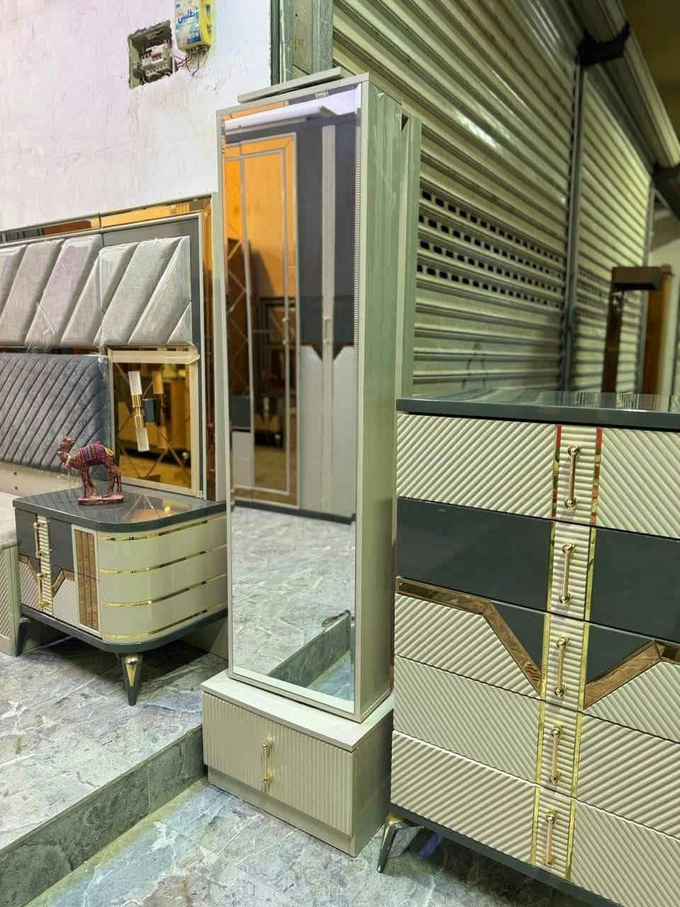 معرض سيد @نوار السيد
🔥 *غرفة مودرن مختلفة - تحفة فنية* 🔥

🛏️ *ماركة أصلية درجة أولى*

✨ المواصفات الملكية:
🔹 صبغ حراري أصلي لمعة تدوم
🔹 قماش ووتر بروف ضد البقع والسوائل 💧
🔹 نضافة 95% تجن كأنها جديدة
🔹 سرير مخزن عملي وكبير
🔹 شازلون مخزن 
🔹 تصميم راقي ومختلف كلياً - واجهة مرايا وخطوط ذهبية فخمة 😍

💰 *السعر مليون و 600 قفل* 💰

🚚 توصيل مجاني داخل بغداد
🔧 شد ونقل مجاني
للاستفسار والحجز خاص
