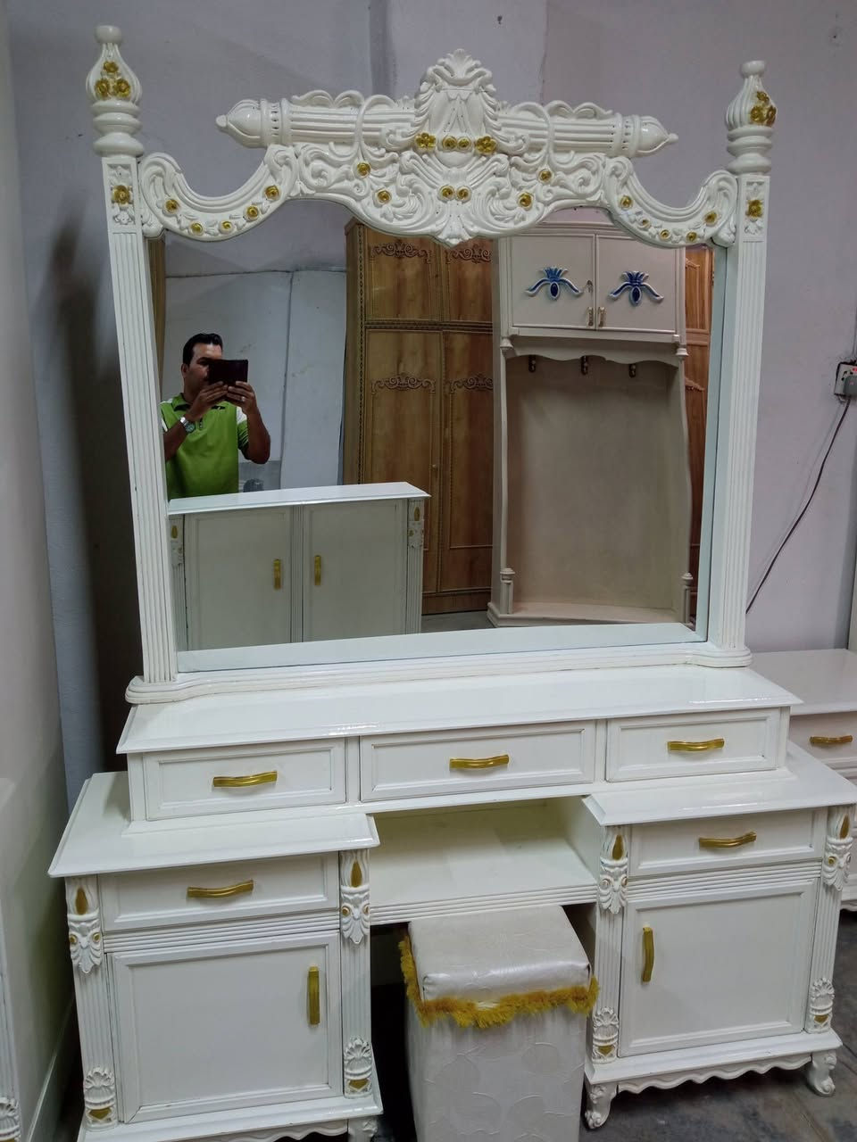السلام عليكم غرفه مستخدمه نضيفه جدا شي قليل تزكام عراقي درجه اولى صبغ حراري تصميم مصري داخل صاج نظافة عامة استخدام قليل جدا 100،100بابل القاسم شارع الجديده قرب مدرسة الزهراء ***********
