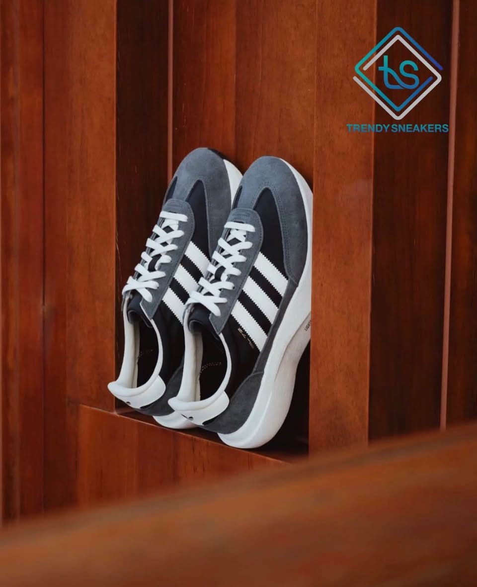 إذا تحب الأحذية اللي تعطيك ستايل شبابي بدون مبالغة، Adidas SL 72 Pro 
خيار يستاهل تشوفه.

تصميم مستوحى من ستايل أديداس الكلاسيكي، لكن بلمسة عصرية تخليه سهل التنسيق ويا ملابسك اليومية.

والأحلى؟
متوفر بـ 8 ألوان مختلفة 👟🔥
يعني عندك خيارات أكثر حتى تختار اللون اللي يناسب ستايلك.

📦 متوفر الآن
🚚 توصيل لجميع محافظات العراق

للطلب والاستفسار مراسلة الصفحة أو الاتصال: ***********

نص مكتوب في الصور:
- SL 72 PRO TRENDY SNEAKERS
- TRENDY SNEAKERS