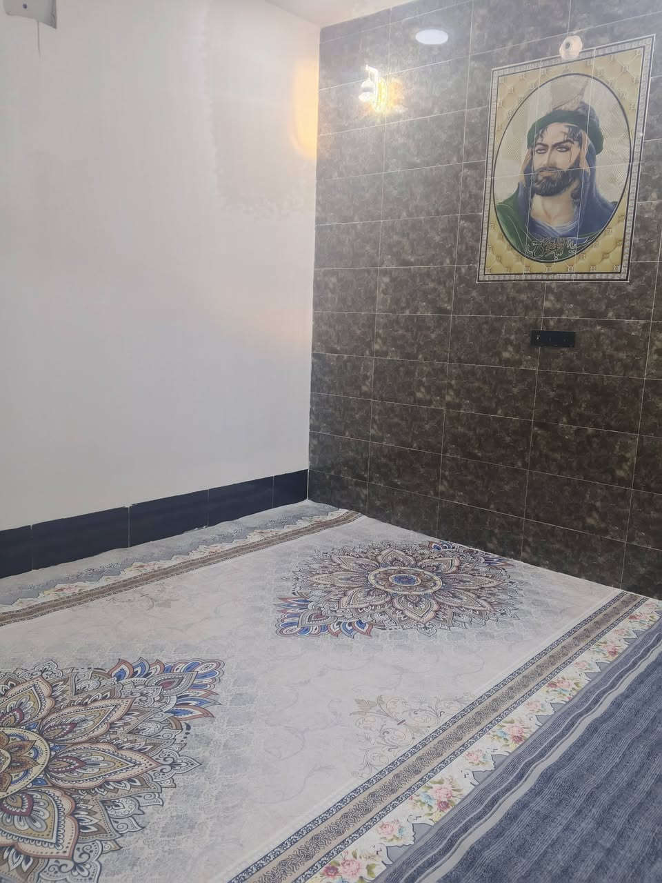 السلام عليكم ورحمة الله 
دار للبيع 100 مربع 
10 × 10 طابقين 
النداء شارع قنبر 
يحتوي على ثلاث غرف وصالتين واستقبال ومطبخ وصحيات عدد 3 
بناء شغل جناي 
يبعد 50 م عن شارع قنبر 

مطلوب للاسكان 39 
للاستفسار خاص او على الرقم 
***********
