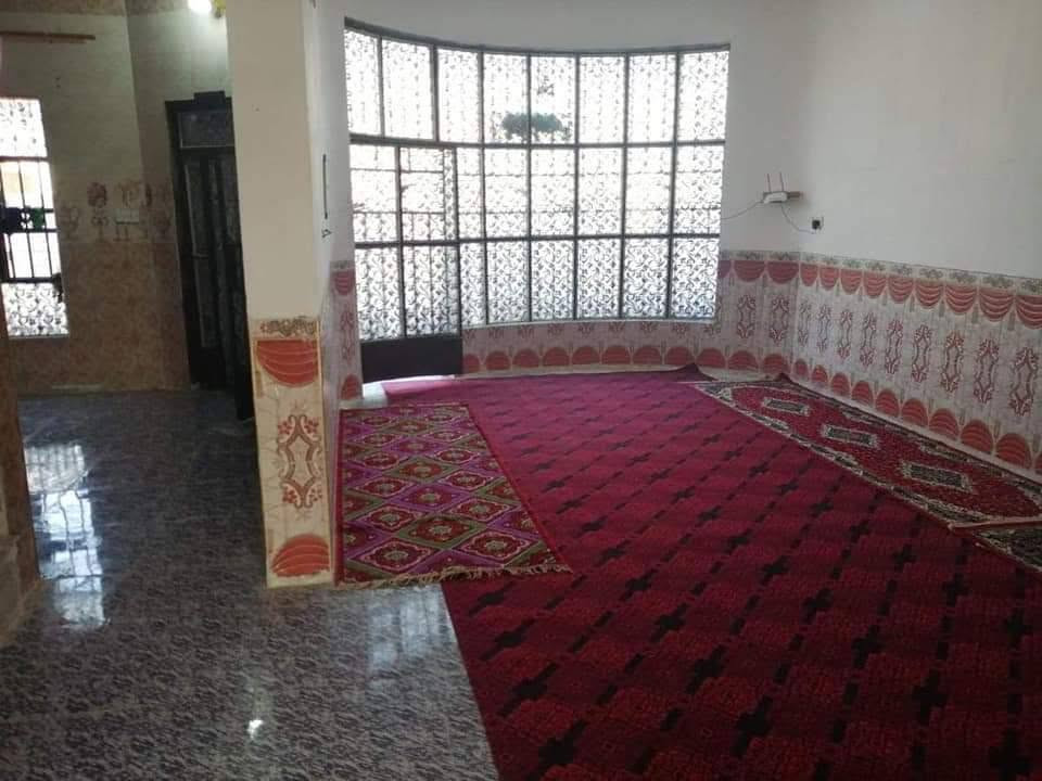🏡 بيت للبيع
📍 الموقع: طريق السنية – عمود 705

📞 للتواصل والاستفسار :

*********** واتساب وماسنجر 

زراعي سند 25 مداور

يبعد عن الشارع العام ٧٥ متر بجهة المعمل التبليط بالباب 

مواصفات العقار:

* 📐 المساحة الكلية: 300 م²

* 📏 الواجهة: 15 متر

* 📏 العمق (النزال): 20 متر

* 🏠 مساحة البناء: 280 م²

تفاصيل البناء:

* 🛋️ استقبال واسع بمساحة 8 × 4 م

* 🛋️ صاله بمساحه:

    * 8.5×4

* 🛏️ 3 غرف نوم بمساحة اثنين بمساحه 5×4 متر 

واخرى بمساحه 4×4 متر

* 🍽️ مطبخ
+ محل بمساحه 4×3 متر 

* 🚿 حمامان داخليان

* 🚻 صحيات خارجية 

السعر 85 وبي مجال لشراي

كافة الخدمات 

تبليط وكهرباء وماء

@الجميع
