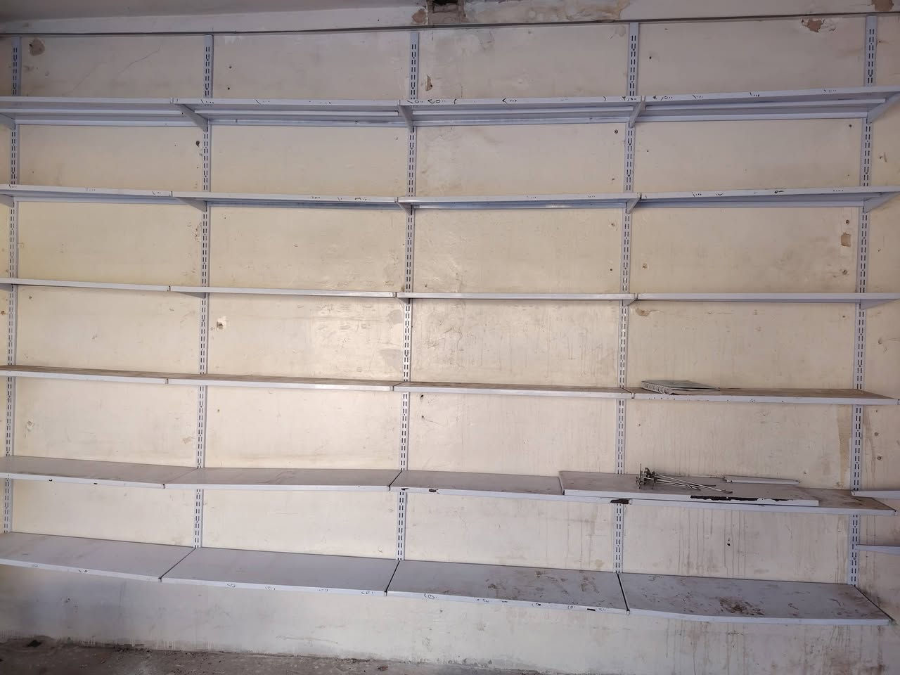ميز صغير وعارضة عمودية و رفوف جدارية وسطول مواد غذائية كلهن مستخدمات استخدام قليل للبيع الشراي يتصل هذا رقمي ***********
