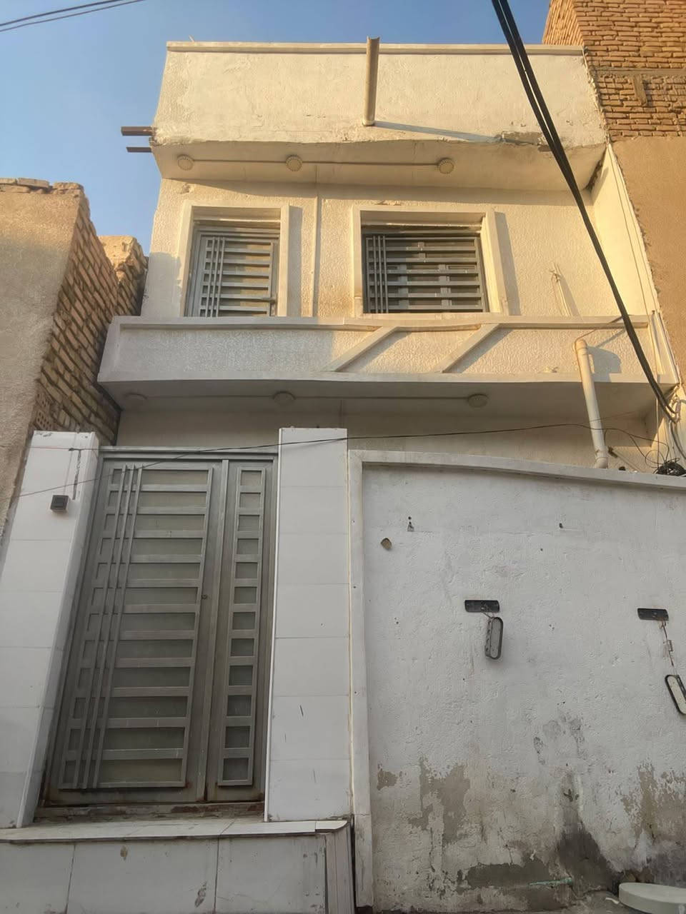 سلام عليكم بيت للبيع في الإدارة المحلية شارع الزيتون خلف مطعم الدر الأبيض 
طابو صرف ب اسمي 

ا البيت اخي 60 متر ب90 وبي مجال للشراي استفسار والاتصال على الرقم وتساب ***********
