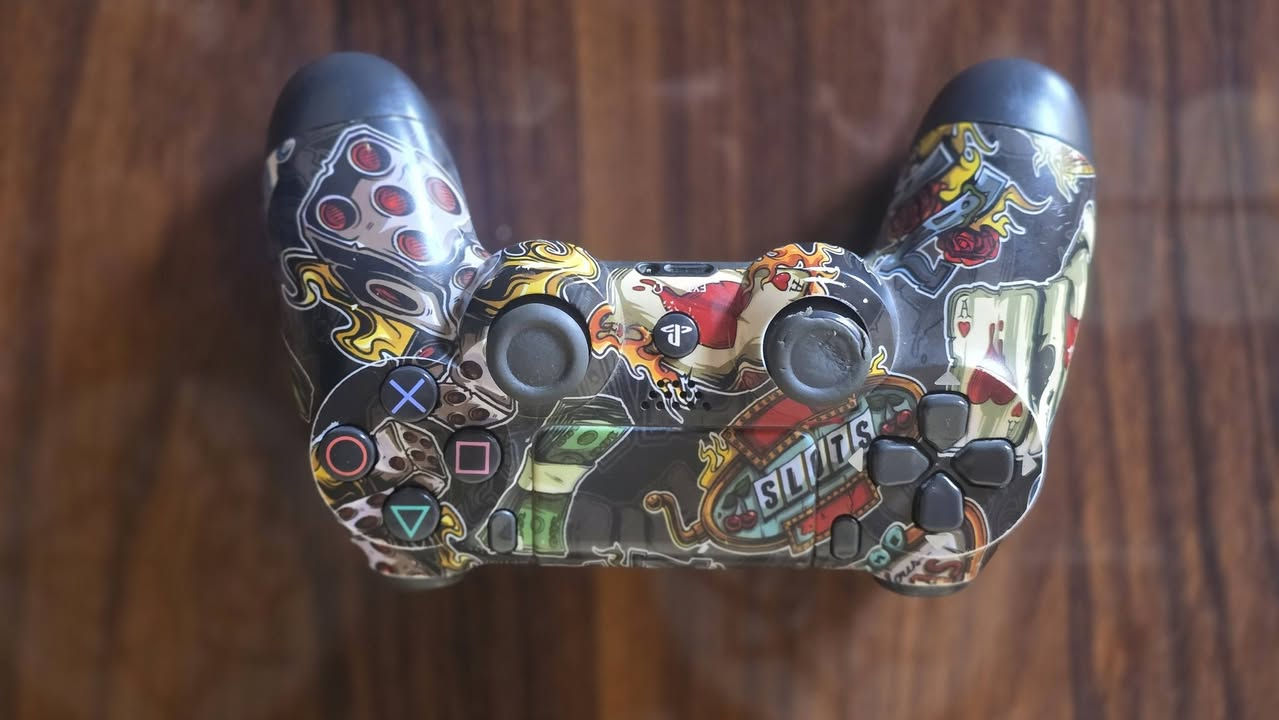 سلام عليكم ps 4 سلم للبيع مع يو بي اس جديد صارلي اسبوعين من مشتري مع FC24 و يده موشمه اصليه سعره خاص او اتصال ع رقم ***********
