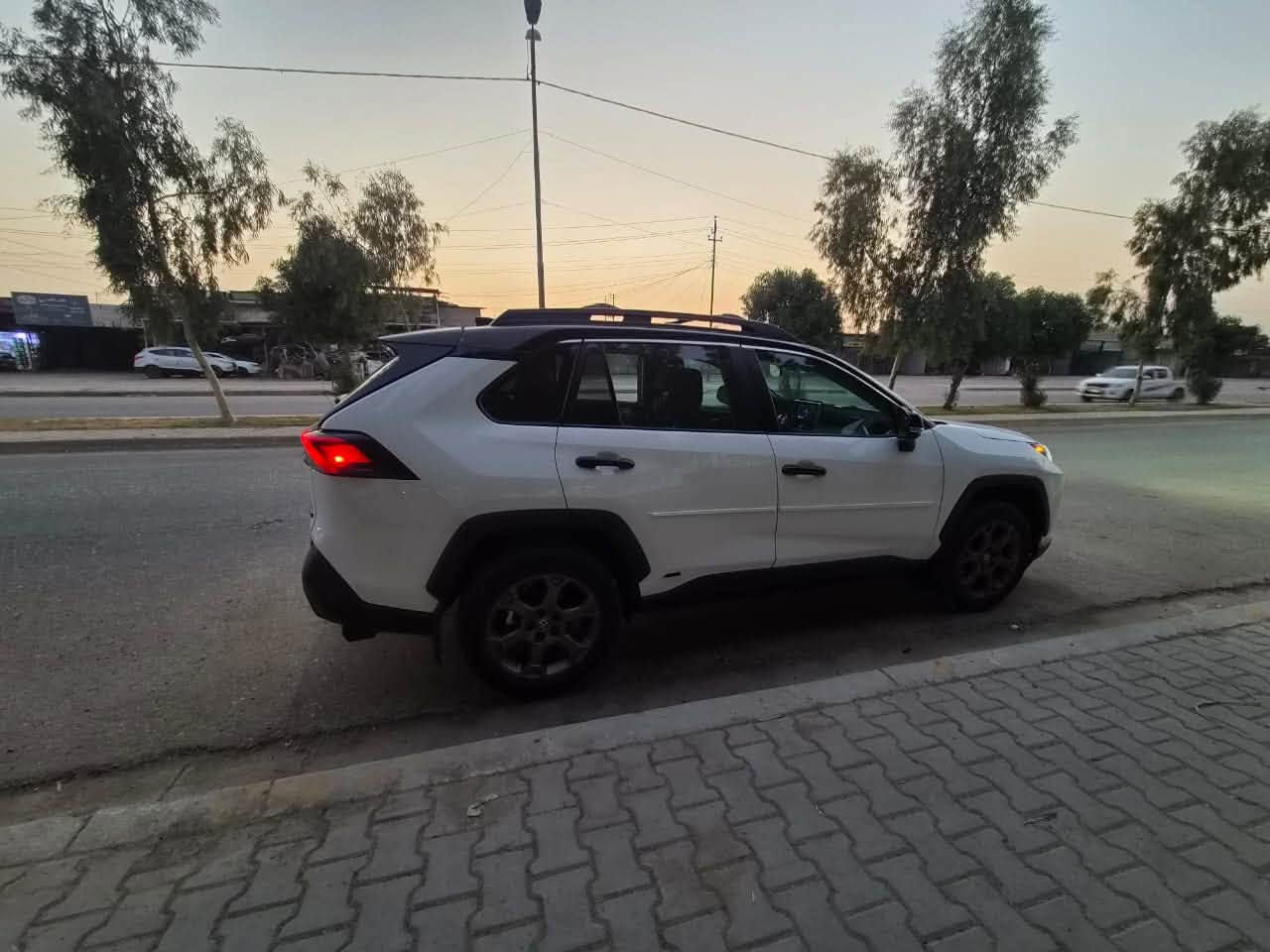 للبيع
RAV4 Woodland Edition – Hybrid AWD Two Coloure

1- الموديل: 2024
2- الفئة: Woodland Edition
3- المحرك: 2.5L 4 سلندر هايبرد
4- القوة: 219 حصان
5- الدفع: AWD دفع رباعي
6- القير: e-CVT
7- الصرفية: ممتازة جدًا ومعدلها الرسمي حوالي 37 MPG
8- الوضعيات: Normal / Eco / Sport / EV / Trail

مواصفات Woodland الخاصة:
1- تعليق TRD مخصص
2- إطارات Falken Wildpeak All-Terrain
3- جنوط TRD برونزية 18” المُميز
4- Roof Rails سوداء
5- Cross Bars
6- حماية وMudguards أمامية وخلفية
7- عوادم مزدوجة
8- كشافات ضباب LED
9- شعار Woodland وتفاصيل خارجية سوداء

المواصفات الداخلية:
1- مقاعد قماش بتصميم Woodland
2- كرسي سائق كهربائي
3- تحكم أوتوماتيكي بالمكيف Dual Zone
4- فتحات تكييف خلفية
5- Push Start
6- Smart Key
7- شاشة 8”
8- Apple CarPlay لاسلكي
9- Android Auto لاسلكي

10- Bluetooth
11- 6 سماعات
12- مقاعد خلفية قابلة للطي 60/40
13- أرضيات All-Weather

أنظمة الأمان:
1- Toyota Safety Sense 2.5
2- Radar Cruise Control
3-  Lane Tracing Assist
4- Pre-Collision System
5- Blind Spot Monitor
6- Rear Cross Traffic Alert
7- Automatic High Beams
8- 8 Airbags
9- ABS + Traction Control + Stability Control

مميزات إضافية:
1- Trail Mode للطرق غير المعبدة
2- AWD كهربائي
3- 120V / 100W Power Outlet
4-l  عملية جدًا للعائلة والاستخدام اليومي
5- اقتصادية بالبنزين مقارنة بفئتها

Woodland = شكل رياضي + هايبرد + دفع رباعي + مواصفات أوف رود

 للاتصال او الاستفسار :

***********

السعر 265$ وبيها مجال
