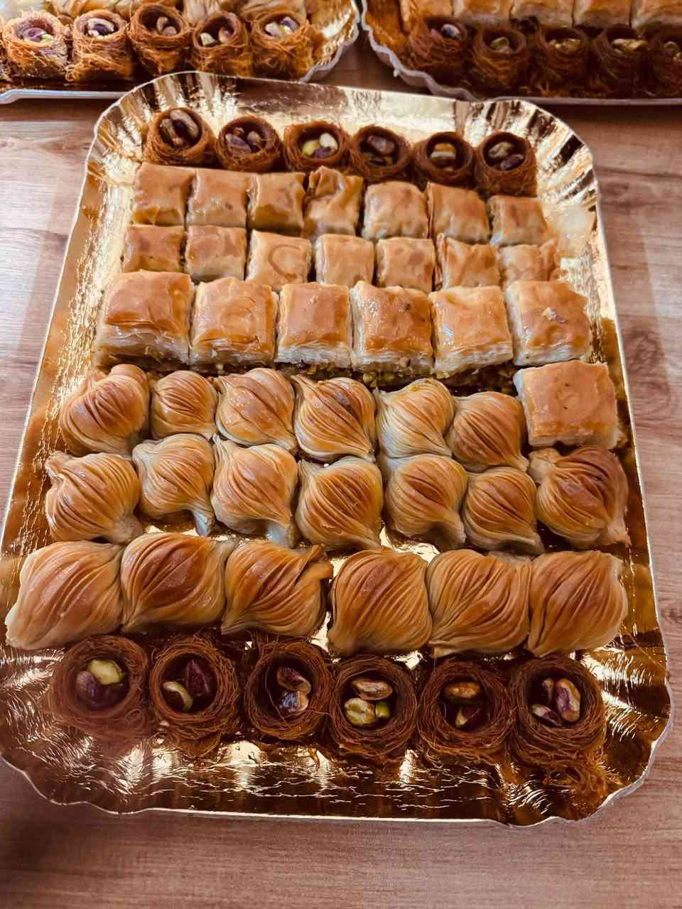 بسم الله ماشاء الله 
اللهم صلي وسلم على نبينا محمد 

جزء من تجهيزنا لمناسبة احد الزبائن 
خمس كيلوات فستق خصوصي مشكل 

بهل ترتيب والاناقه الي قدامكم 

بالطريقة التركيه ❤️

جرزات وحلويات تعلولة 💚

نجهز مناسباتكم كلته ان شاء الله 
من سعر الكيلو ٥الف لسعر الكيلو ٢٠ الف 
حسب الحشوة والدهن المستخدم 
وبالكمية الي تحبوها من الكيلو لل١٠

نص مكتوب في الصور:
- جرزات وحلويات تعلولة
- جزء من تجهيز حفلة زبون عزيز علينا
- الف عافية والله يديم الافراح علينا وعليكم
- حي الفلاح، شارع الملعب، قرب جامع التقى
- للإستفسار و الحجز يرجى مراسلتنا على الخاص او واتساب :
- ***********
- بإدارة ريان آل ابليش
- مستعدين لتجهيز حفلاتكم ومناسباتكم بألذ وأشهى الحلويات
- للاستفسار والحجز يرجى مراسلتنا على الخاص أو واتساب: