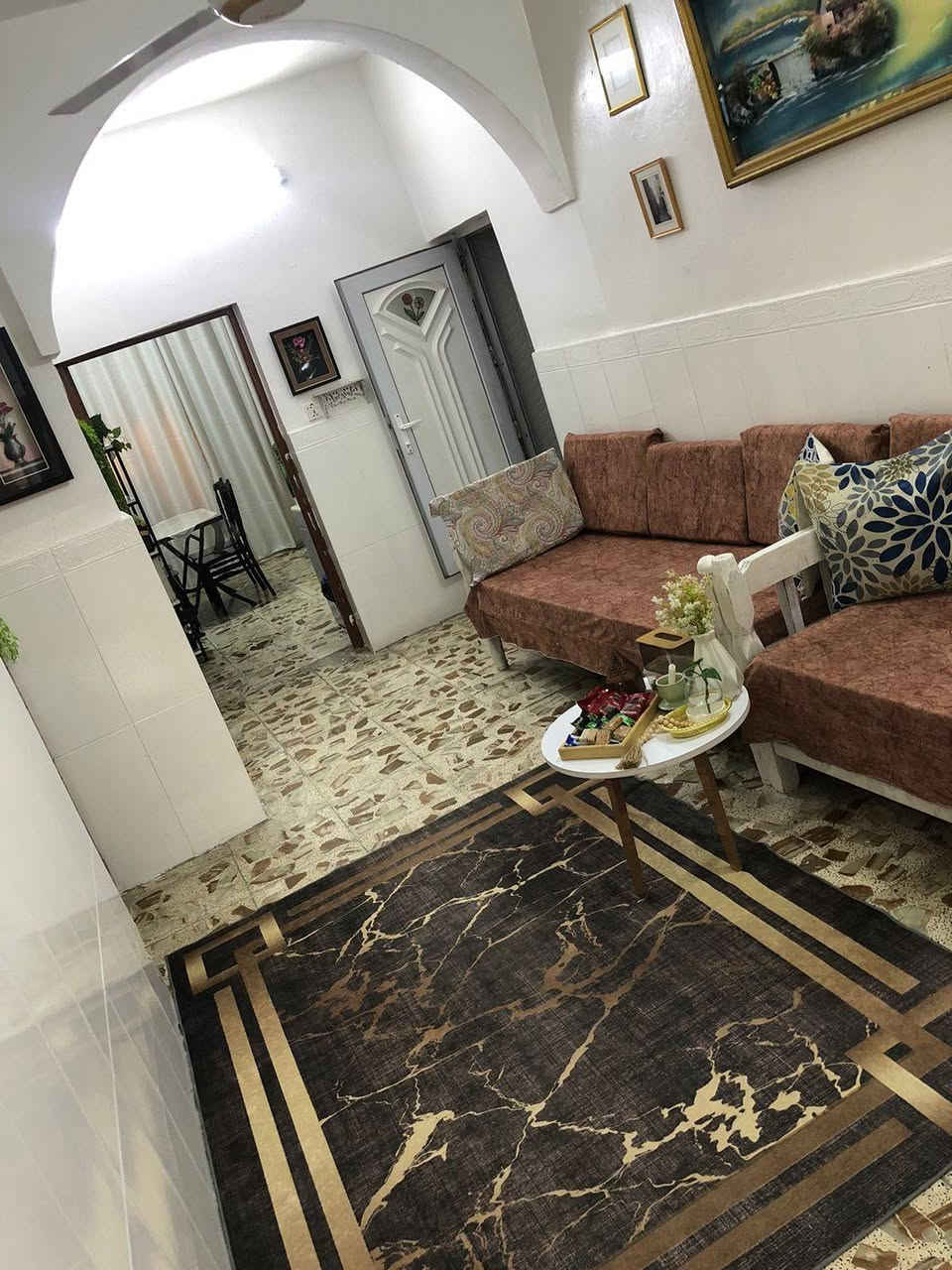 الدار للبيع بناءقديم عكاده طابقين مساحه ١٦٠متر واجهه ١٠ الموقع الرحمانيه قطاع ٢٣ قرب سوق صنعاء ايستفسار تواصل على الرقم *********** امام العقار تشجير
