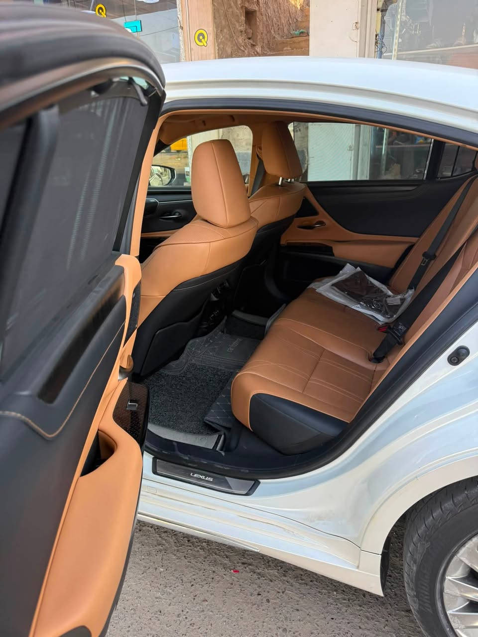 🚘🔥 للبيع لكزس ES 350 بلاتينيوم – Platinum 🔥🚘

🔹 الموديل: 2023
🔹 الفئة: ES 350 Platinum
🔹 الوكالة: شركة ساز
🔹 اللون: أبيض 🤍
🔹 الممشى: 60,000 كم
🔹 السعر: 40,000$ 💵 وقابل للتفاوض بالمعقول

🛡️ السيارة مكفولة بكفالة الشركة
📋 الكفالة سارية والسيارة بعدها ضمن الضمان في الشركة، والفحص متاح للتأكد من كل التفاصيل.

✨ المواصفات والتجهيزات:
• محرك V6 3.5L
• قير أوتوماتيك
• فئة Platinum فل أوبشن
• مقاعد جلد فاخرة
• مقاعد كهربائية
• تبريد وتسخين المقاعد
• ذاكرة للمقاعد
• دركسون كهربائي
• دركسون متعدد الوظائف
• شاشة وسطية
• نظام ملاحة
• كاميرا خلفية
• حساسات أمامية وخلفية
• رادار وأنظمة أمان متقدمة
• مثبت سرعة متكيف
• تحذير مغادرة المسار
• مراقبة النقطة العمياء
• فتحة سقف
• إضاءة داخلية فخمة
• تشغيل بصمة / زر تشغيل
• دخول ذكي بدون مفتاح
• جنوط ألمنيوم أصلية
• نظام صوت فاخر
• تكييف أوتوماتيك
• ستائر خلفية
• مواصفات بلاتينيوم كاملة حسب تجهيز السيارة

🤍 السيارة نظيفة جداً وحالتها ممتازة، استخدام شخصي ومحافظة عليها، والضمان باقي بالشركة.

🔍 الفحص مفتوح بأي مكان يختاره المشتري
💰 40 ألف دولار وقابل للتفاوض للجاد فقط

❤️‼️التواصل اتصال او مراسله علر الرقم الشخصي
***********
واتساب *********** العنوان الرمادي ‼️

