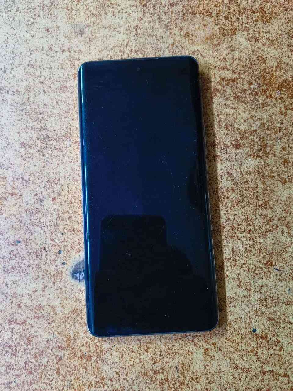 السلام عليكم هونر x9c للبيع نظيف نضيف ستعمال شي قليل ما داخل تصليح يرادله لزكه مال كامرات فقط سعره 5الف 
الاستفسار ***********
