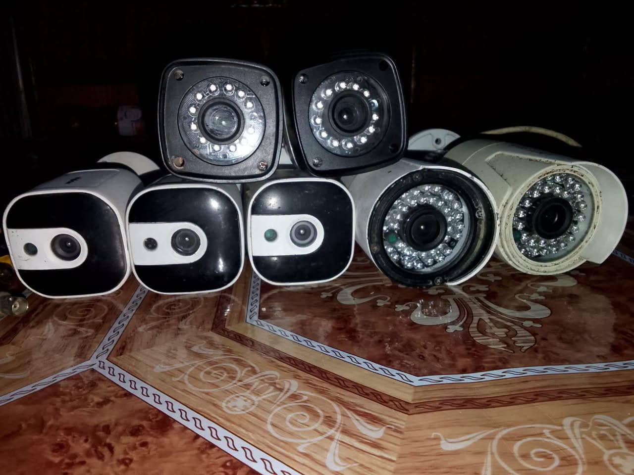 كاميرات قطعتين دقه 8 ميگا والباقيات 2 ميگا سعر القطعة 5 الف الأجهزة دقه 2 ميگا 4 جنل بدون هارد بدون محولات سعر القطعة 15 الف توصيل موجود لكل المحافظات 5 الف

