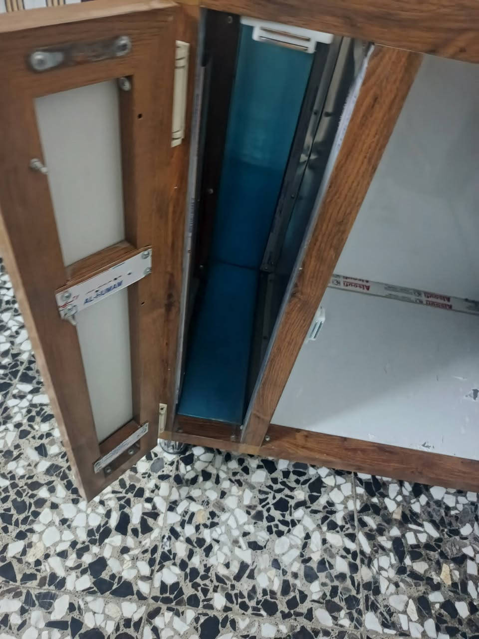 كوميدي • للبيع