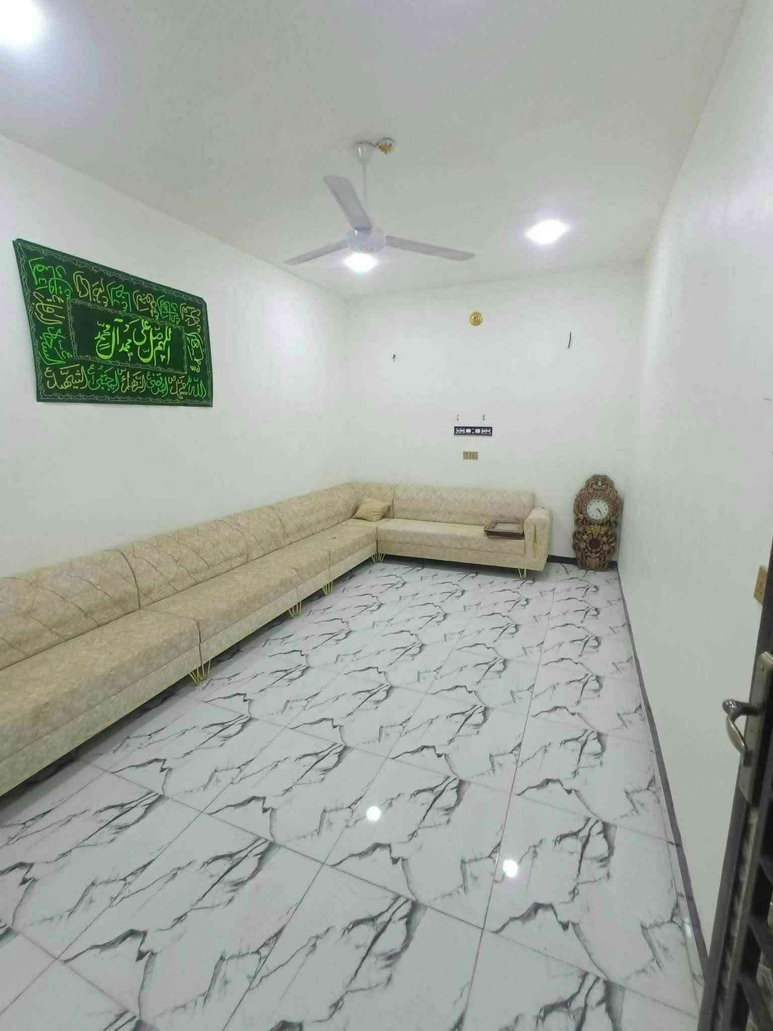 السلام عليكم
دار للبيع حي ذويب الاول خلف محلات الدهن بناء جديد البيت كامل بدون اي نقص المساحه 120 متر  غرفة نوم وصاله ومطبخ ومضيف وسعر مناسب 
للاستفسار *********** مكتب دلالية بلاد الرافدين ابو مازن مجاور مطعم حماده الفرع الثاني

نص مكتوب في الصور:
- مشتمل للبيع حي ذويب الاول قرب شارع العام قريب على السوق ***********