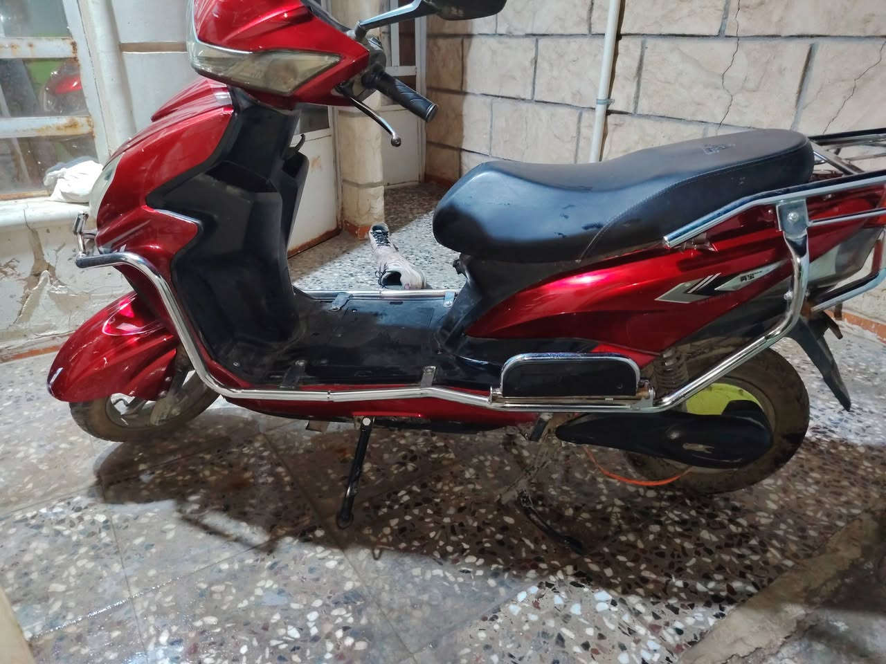 دراجة شحن من شركة فوجي بطاريه رصاص عدد6 درع ملف 2800 سرعه 80 حقيقي تمشيك 65km بل شحنه الوحده دراجه مكفوله 2 بصمات تشغيل عن بعد نضام R والباركينك اوراقها موجوده مال شركه والعقد مال شراء السعر 550 وبيها مجال للتواصل ***********
