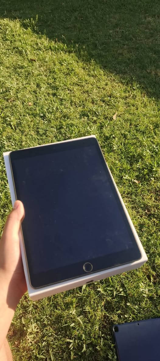 ايباد 9 للبيع
ايباد 9 
ذاكرة 64 🔍
بطارية 91 بلادية 🔋
الجهاز مكفول من كلشي لا كسر ولا تبديل للامانة نضيف شخط واحد مابي 
السعر 300 قفل مع ملحقاتة (كارتونة . كيبل شحن + راسية  . كفر دفتري نيلي) 
للاستفسار مراسلة واتساب: 
***********
📍 الرمادي. لا يوجد توصيل
