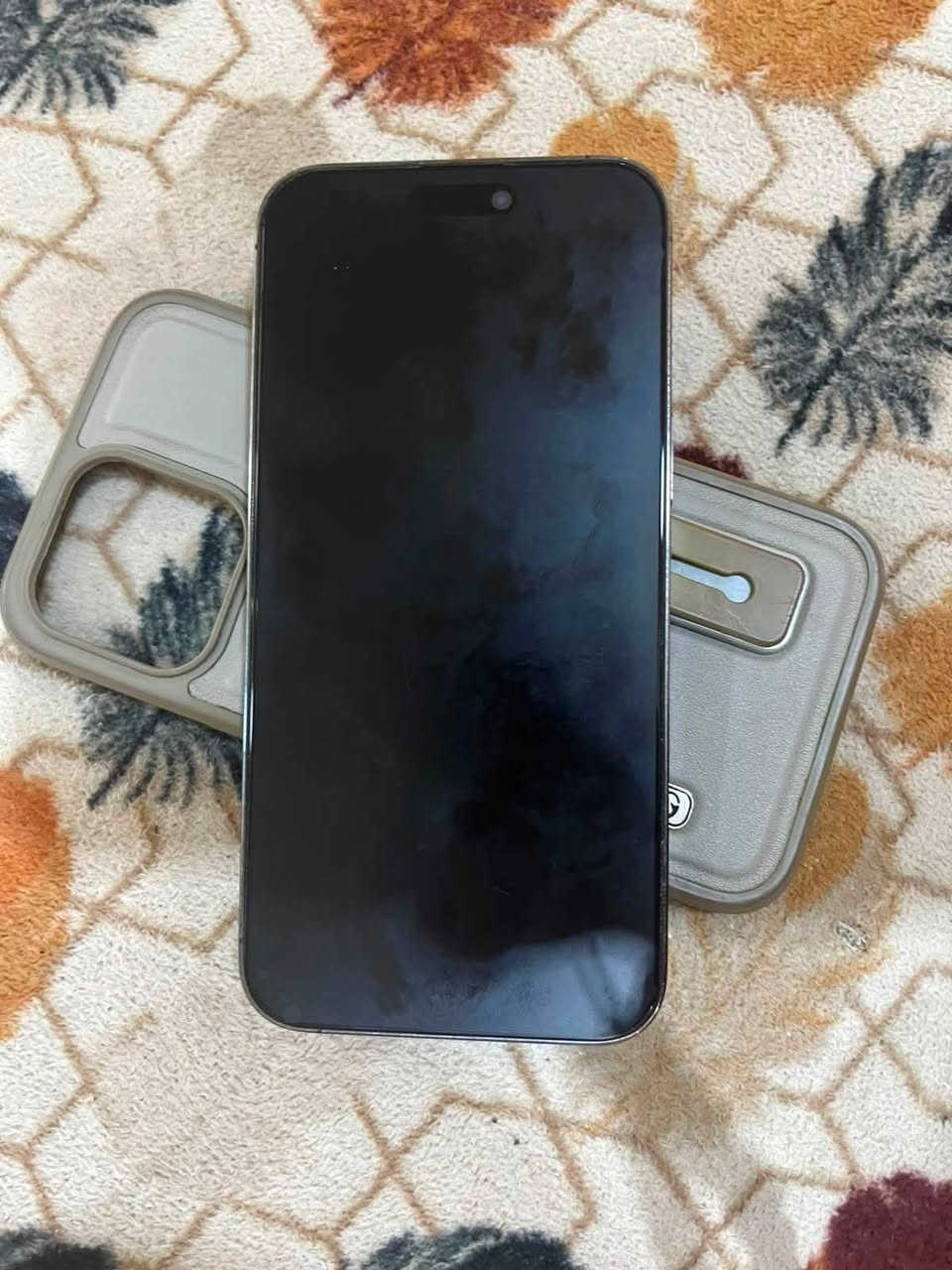 السلام عليكم ايفون 14بروماكس نضيف شوفت عينك برغي مامفتوح بطاريه 84 خط واحد ذاكره 256شرق اوسط 950بي مجال بسيط رقم الهاتف***********
