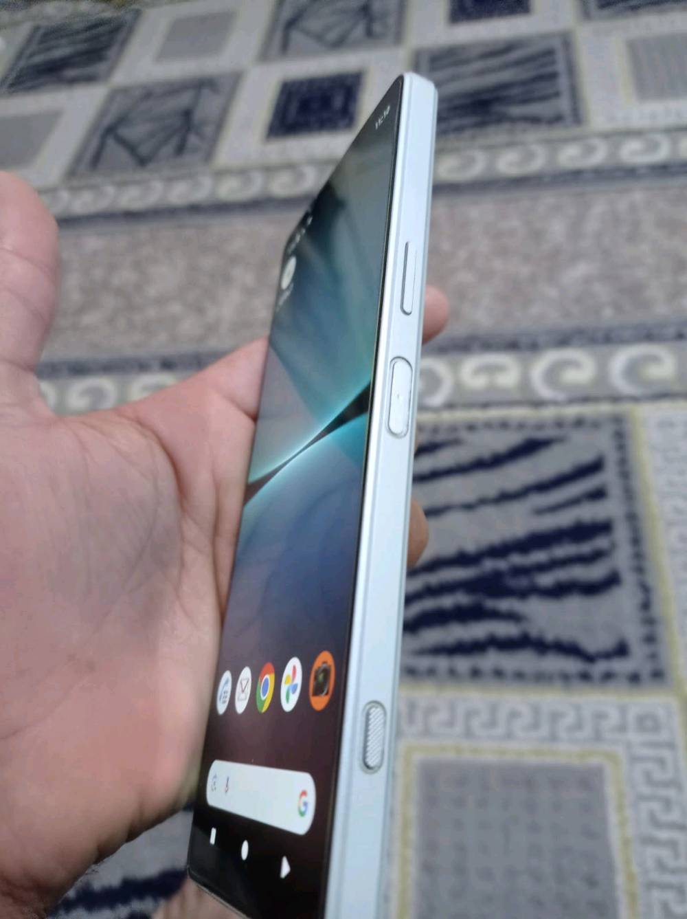 وني اكسبيريا 1مارك 4
للبيع: وحش التصوير والألعاب Sony Xperia 1 Mark III (مستعمل)

الجهاز غني عن التعريف، موجه لعشاق التصوير السينمائي، المونتاج، والألعاب الثقيلة بمواصفات أسطورية:

الشاشة: شاشة عملاقة بحجم 6.5 إنش من نوع OLED، وهي أول شاشة بالعالم تجي بدقة 4K حقيقية مع تردد 120Hz (سلاسة خرافية بالألعاب والتصفح وألوان تجنن).

المعالج: Snapdragon 888 يدعم الـ 5G، أداء جبار بالاستخدام الثقيل وبلعبة 90 فريم بكل استقرار.

الكاميرات (شغل احترافي): كاميرات بعدسات ZEISS الألمانية الشهيرة:

يدعم تصوير فيديو سينمائي بدقة 4K وبتردد 120fps (120 إطاراً في الثانية) لعمل لقطات Slow Motion ناعمة جداً.

ميزة فوكس العين السريع (Eye AF) لتتبع الهدف بلمح البصر وبدون تغويش.

عدسة زوم بصري متغير وحقيقي (تغير البعد البؤري تلقائياً).

تطبيق Cinema Pro و Photo Pro للتحكم اليدوي الكامل بموازنة الإضاءة والشتر مثل الكاميرات الاحترافية.

الذاكرة: رام 12 جيجابايت (RAM) مع ذاكرة تخزين 256 جيجابايت (ويدعم تركيب ميموري خارجي SD Card).

الصوت: سماعات ستيريو سبيكر أمامية مزدوجة صوتها عالي ونقي جداً، مع وجود منفذ سماعات 3.5 ملم (نادر بالهواتف الرائدة).

البطاريه5000   مللي أمبير تدعم الشحن السريع.

الميزات الإضافية: مقاوم للماء والغبار بمعوم
رايةه 300 الف مكاني نجف رقمي ***********