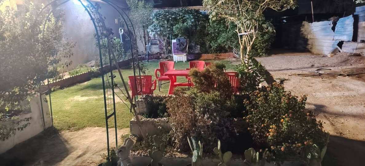 السلام عليكم جميعآ ورحمة الله وبركاته
نصف دونم مع دار كبير يحتوي على ٢ غرفه نوم + ٢ صاله كبير وصغيره  + مطبخ + استقبال صاله ضيوف + صحيات للزائرين عدد( ٤) ...+ دار صغيره تحتوي على غرفه نوم +  صاله + صحيات 
الأرض مخدومه تحتوي على  (١٠ )نخله كبيره   (١٠) نخله صغيره أصناف متنوعه 
المكان......... 
كربلاء المقدسة. قرب سيطره الابراهيميه شارع الرابط ٨٠ م عن الشارع موقع مميز 
الأرض  عقد ١١٧ باسمي رافع معامله 
الرقم ***********
