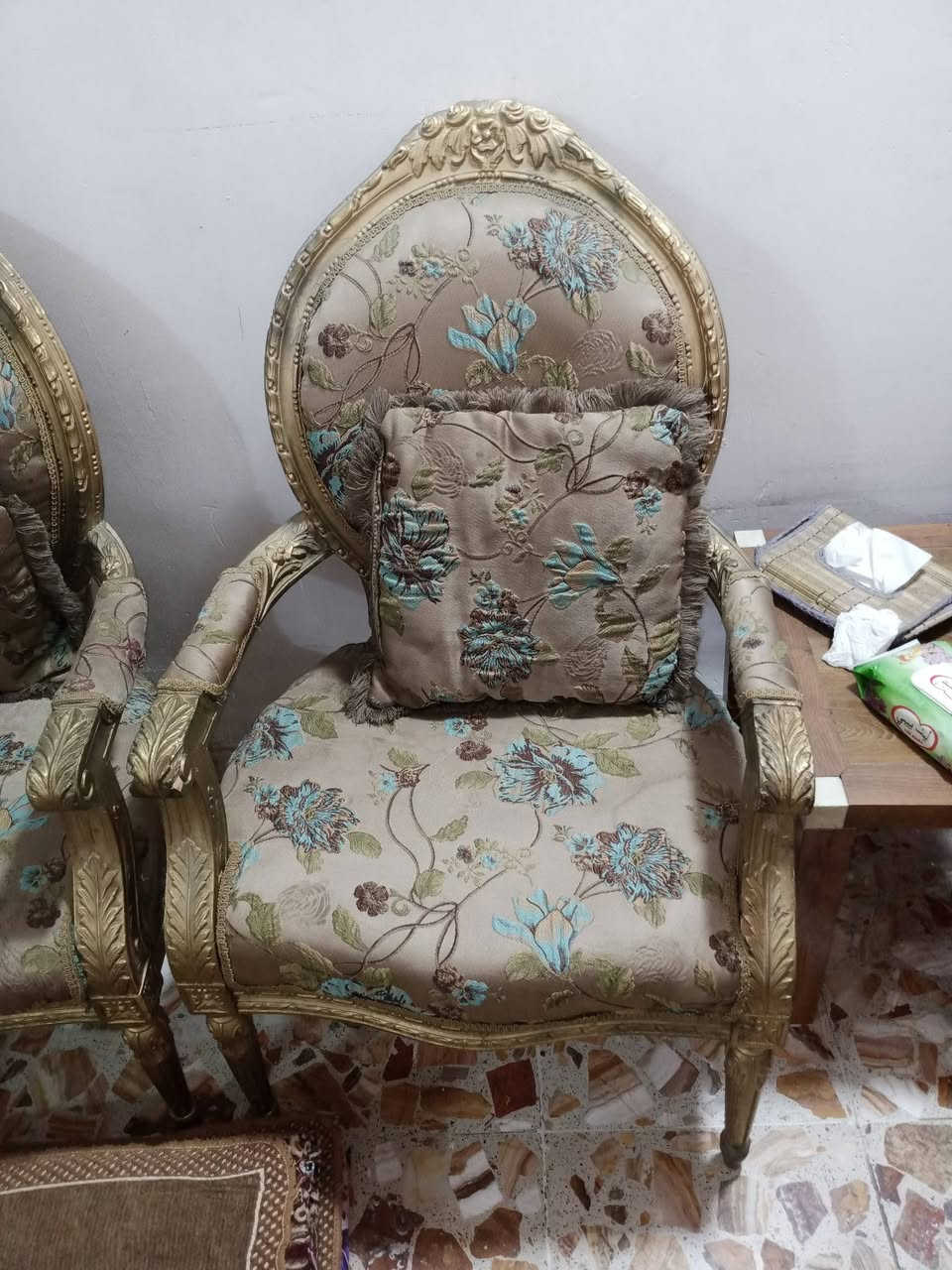 السلام عليكم ،عندي 6كراسي مصري زان دمياطي مع طاولة وسطية مرمر كبيرة مستعمل للبيع
السعر150الف المكان بغداد الاتصال واتساب ***********
