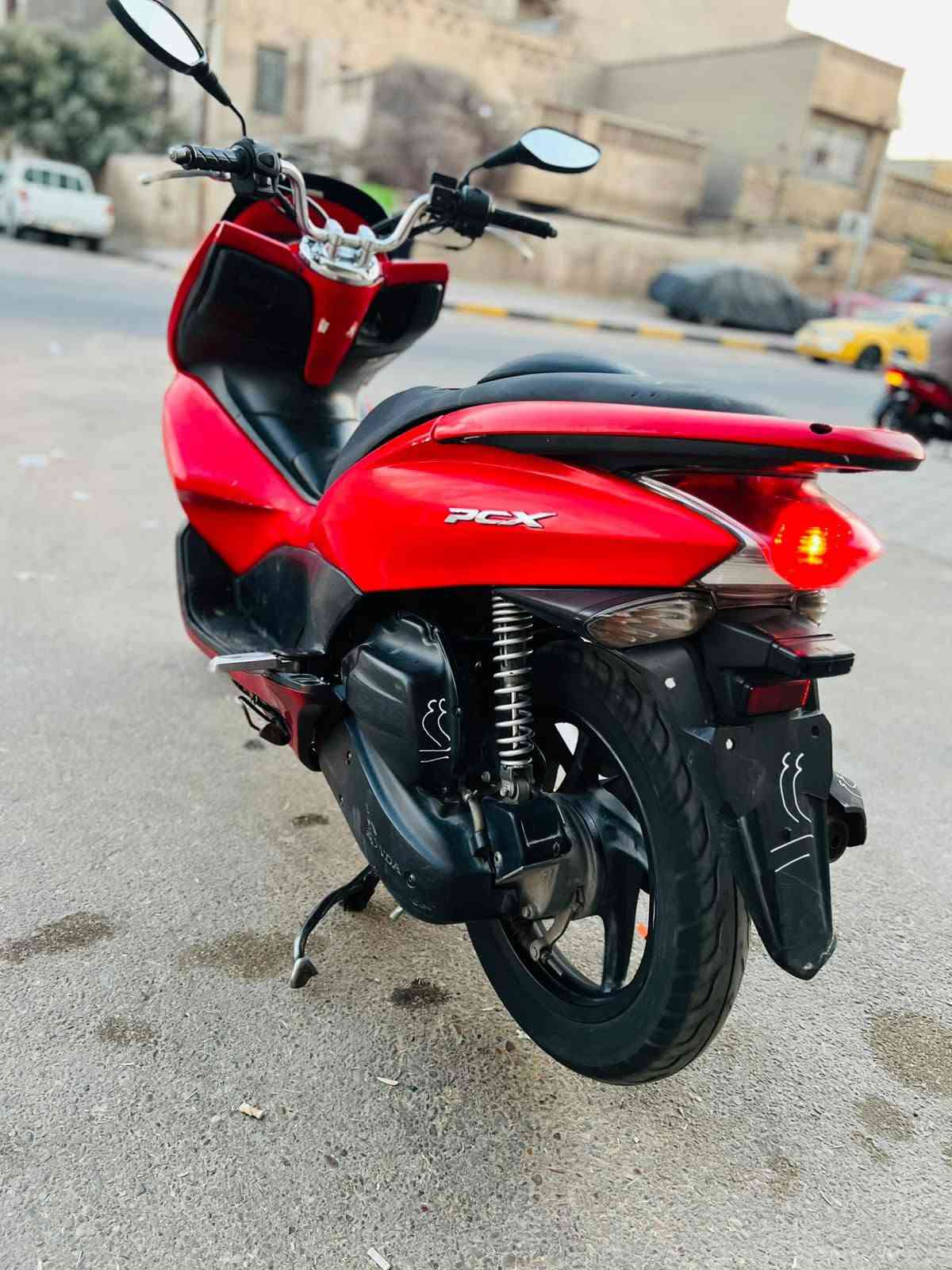 السلام عليكم للبيع دراجه pcxجيل الاول ماشيه19الف  دراجة  ماخذها رمبه الدراجه وأعلى ايدي حجم مكينه 150ياباني الاصلي دراجه جديده مال جناي وعلئ ايدي  
ياباني الاصلي دراجه كامله أستان كهربائي حساس ازدحام سويجات دراجه جديده الدراجه  احلا من الصور مال جناي المكان بغداد دراجة مكفوله اي نقص مابيه السعر مليون و150
وبيها مجال بسيط  
اي استفسار ***********
