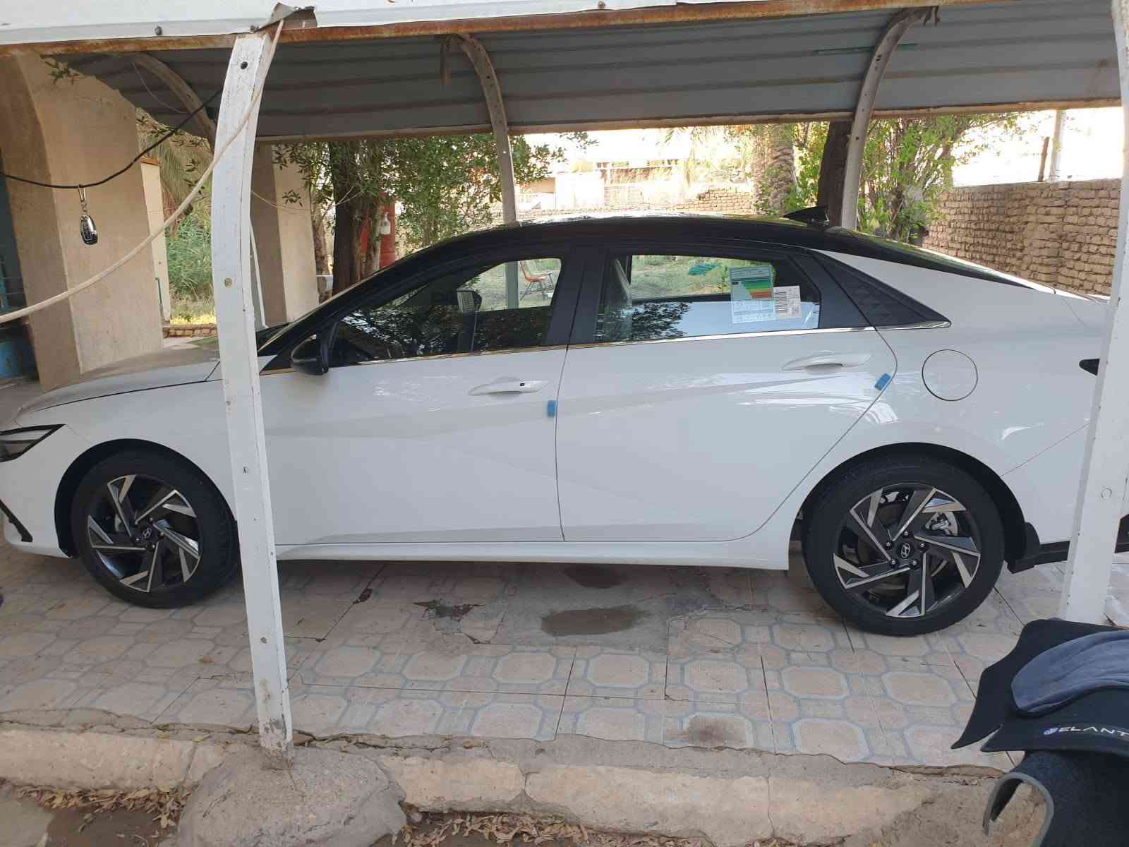النترا 26 خليجي محرك 2000
 المسافه المقطوعه 5700كم
 فتحه  سقف تو كلر بصمه ويل كب بصمه ابواب تشغيل عن بعد تبريد قطعتين كشنات جلد السياره مكفوله زيرو فول مواصفات السعر 198بيهة مجال
 قليل ***********
