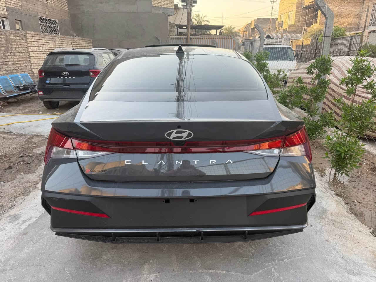 النترا 2024 اللون اسمنتي  دخول جديد محرك 2000 دوش فول مواصفات منفيست بأسمي ماشيه 9 الاف فقط حادثها موضح بالصور مواصفاتها ( فتحه _ بصمه _ تشغيل عن بعد _ شاشه ديجتال _ كاميرا خلفيه دواره _ رادارات امامي وخلفي وجانبي _ تبريد منفصل مناخين _ فول تحكمات بالستيرن _ درايڤ مود _ وباقي المواصفات المعروفه ) 
((( للبيع فقط اعتذر عن المرواس بيع فقط بدون مراوس على هذا الوضع بدون لوحات ))) 
السعر : 126$ وبيها مجال 
العنوان : بغداد 
*********** بغداد, العراق
