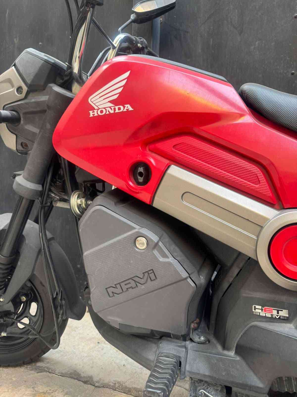 للبيع: دراجة Honda Navi موديل 2018
المحرك: 110 سي سي - اقتصادي جداً في البنزين.
القير: أوتوماتيك بالكامل (CVT) - قيادة سهلة وبسيطة.
التشغيل: سلف كهربائي + هندل (Kick Start).
الحالة: ممتازة 
المسافة المقطوعة: 19 كيلو
المميزات: خفيفة الوزن (101 كجم)، تحتوي على صندوق تخزين سفلي 
الموقع: بغداد اليرموك 
السعر:  مليونين و 650 الف وبيها مجال 
للتواصل:  ***********
