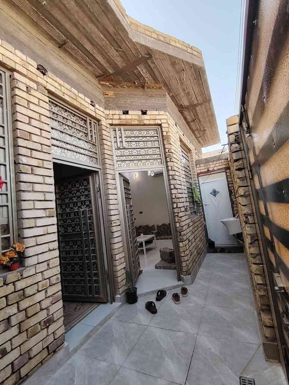 🏡 بيت للبيع
📍 الموقع: خنيطة – شارع الحمداني.

📍 ركن على شارعين، وجميع الخدمات متوفرة.

📐 المساحة: 100 م² (10 × 10).

✅ سند زراعي.

✅ بناء درجة أولى من الطابوق والكونكريت.

مواصفات البيت:

- استقبال.

- صالة داخلية.

- غرفة نوم.

- مطبخ حار / بارد.

- صحيات داخلية وخارجية.

- ديكورات وتشطيبات درجة أولى.

✅ منفذ وفق خريطة هندسية وتحت إشراف هندسي.

✅ الدور الثاني مصمم وجاهز للبناء مستقبلاً.

📞 للاستفسار والمعاينة، التواصل مع مكتب الضامن للعقار. ذي قار سوق الشيوخ خنيطله شارع الكراج *********** #سوق_الشيوخ#تشطيب_درجة_أولى#مكتب_الضامن_للعقار
