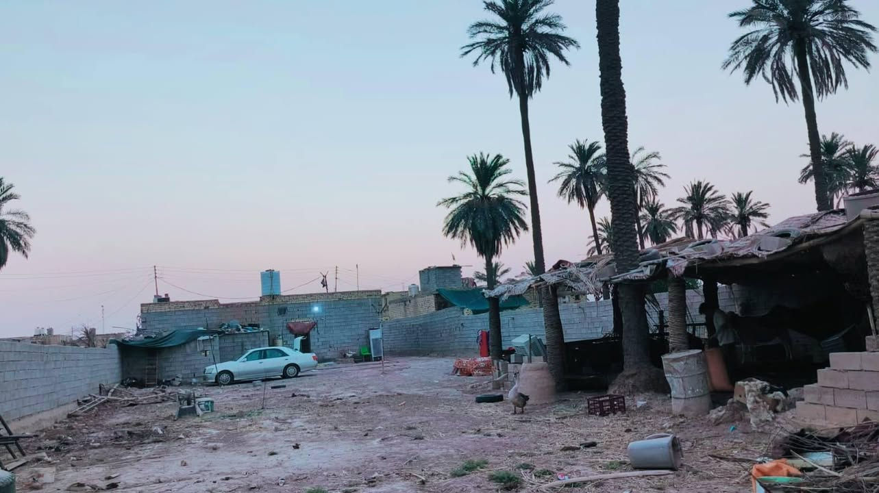 دار للبيع المساحه 250 المساحه الكليه نص دونم شاطيه العماره حي العسكري طابو سند 25 للاستفسار ***********
