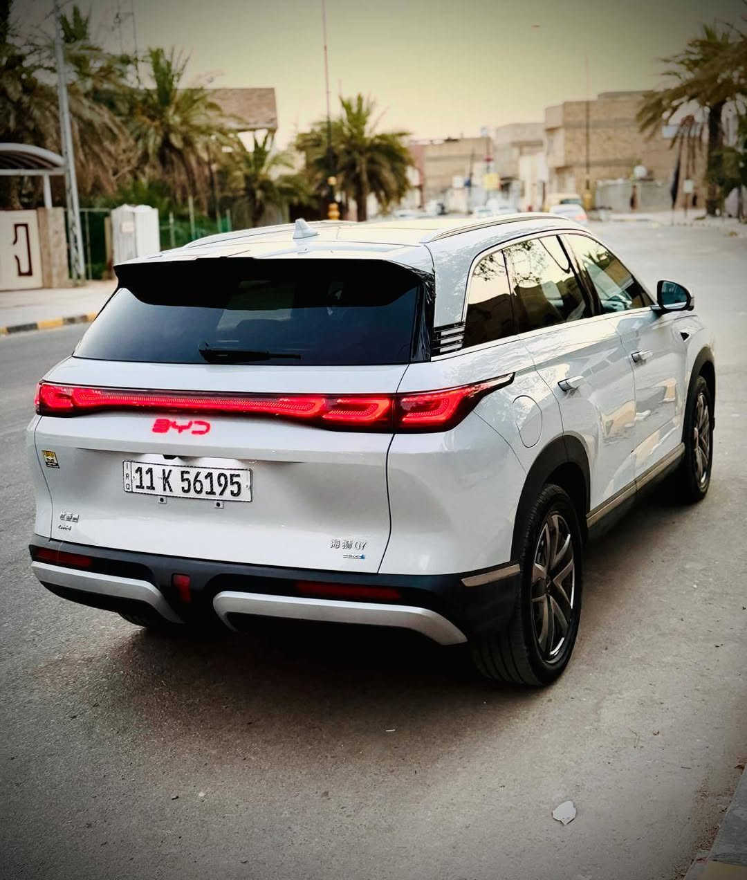 Byd Sealion 7  plug in haybrid 
بي واي دي سيلايون  ٧ 
اعلى من السيلايون  ٦ وجيل احدث 
لون ( سمنتي سموك ) وليس ابيض 
السيارة شحن + هايبرد 
رقم بغداد 
ماشية  5.000
السيارة مغلفة خارج ppf بسعر 1.200$
ابرز المواصفات:
🔹 مدى شحن البطاريه 150km حقيقي 
⭐ أبرز المواصفات:
دشبول اللوان متغيرة
• بانوراما كاملة
• 4 كشنات كهرباء✅️
• 4 كشنات تدفئة وتبريد✅️
• ذاكرة للكشنات الأمامية✅️
• مساج للكشنات الأمامية بـ 10 وضعيات
• كشنات جلد فاخر
• وضعيات قيادة متعددة
• مرايا مانع ضباب وقابلة للطي عند الرجوع
• تعتيم المرايا عند الإنارة القوية
• رادار أمامي وخلفي
• خرائط وNavigation
• شاشة كبيرة مع CarPlay
• رادار جانبي
• ⁠لايت دوار 
• 12 حساس
• ⁠كاميرات محطيه
• 13 كاميرا
• كاميرا لمراقبة السائق
• كاميرات تسجيل ومراقبة
• فتحة بانوراما ممتدة على طول السيارة
• ثلاجة + أوفن تسخين
• تحكم بالتبريد الخلفي
• شاحن Wireless بقوة 50W
• منفذين USB خلفي
• ⁠12سماعه BOS• ⁠
• نظام تنقية هواء السيارة
• نظام تعطير السيارة
• تنقية وتعطير الهواء حتى بعد قفل السيارة
• ويل قياس 20
• قيادة ذاتية
• Auto Hold
• Auto Stop
•• Auto Park
تطعيم الداخل قماش الكنتارا 
مما يجعلها بشكل انيق جدا
• ⁠• ومواصفات إضافية كثيرة
***********📞
📱 متوفر واتساب

