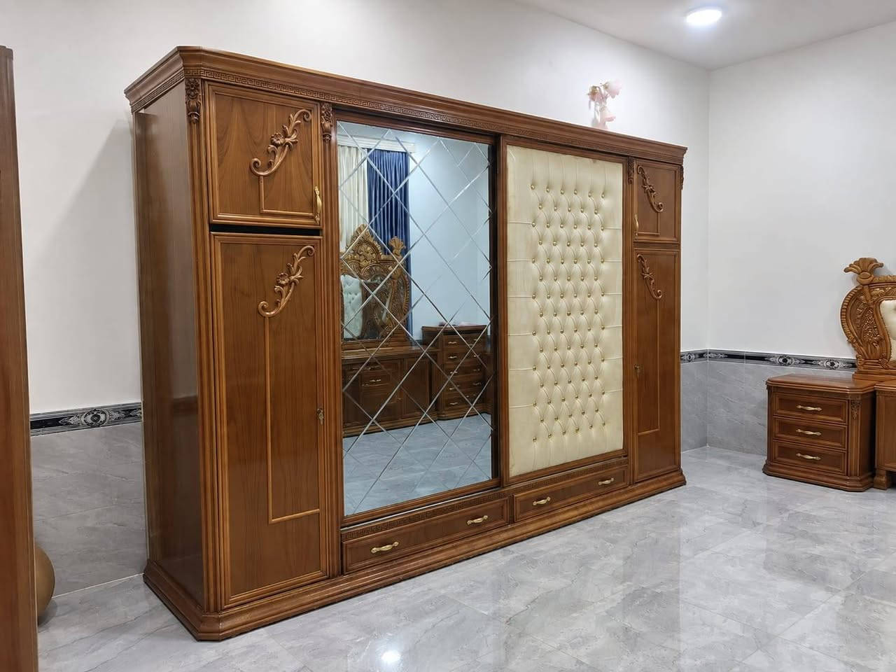 السلام عليكم توجد غرفت نوم توج الكنتور والزوايا سلايت شرط حطاطه درجه اوله سعر مليون و٣٠٠ وبيها مجال بسيط العنوان الرمانة البوعبيد للإستفسار التصال عل هاذ رقم *********** يوجد شد ونقل
