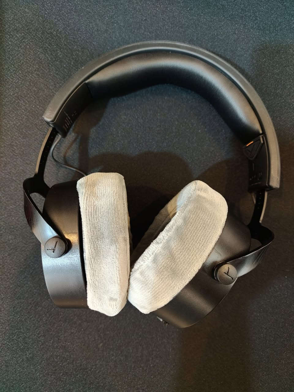 سماعة Beyerdynamic DT 700 PRO X استعمال نظيف للبيع (مع البوكس)

سماعة استوديو وجيمنج احترافية من الطراز الثقيل، صوتها صافي وبيه تحديد اتجاهات خرافي
الكيبل القصير (1.8 متر) مالتها ضايع، بس الكيبل الطويل (3 متر) الأصلي موجود ويشتغل وما بيه أي مشكلة بس حنقص من السعر علمود الكيبل القصير ضايع
المواصفات:
الجيل الجديد (DT 700 PRO X): تجي بيها منفذ كيبل ينفصل (Mini-XLR) ومحرك STELLAR.45 المطور.
تشتغل على كل شيء: صوتها قوي ونقي وتقدر تشغلها على التلفون، اليد، أو الحاسبة مباشرة بدون ما تحتاج كارت صوت خارجي (Amp/DAC) قوي.
عزل وراحة: عزل خارجي ممتاز جداً، وعصابة الرأس والوسائد المخملية مريحة للغاية للجلسات الطويلة بدون ما تضغط على الرأس.
المرفقات: السماعة + الكيبل الطويل الأصلي + محول الصوت (Adapter 6.3mm)
السعر (150 الف) قفل
تواصل whatsapp ***********
ماسنجر
