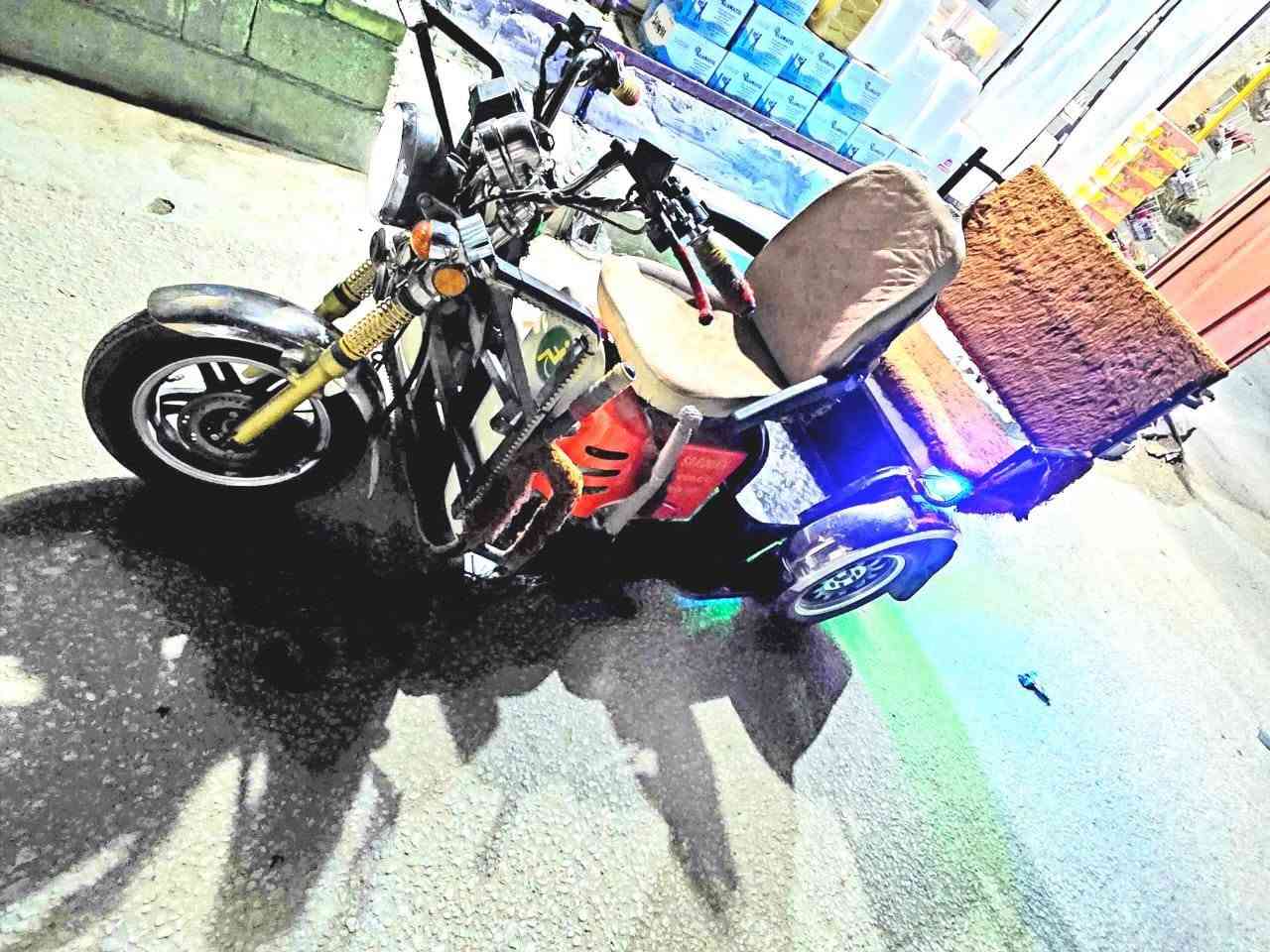 دراجة نارية ثلاث عجلات.. ... بت عم الجديدة .. ..فول مواصفات .. بانزين .  السعر 950 .. مكالفيني بل نشر واذا اتفيدك راسلني .. أو اتصل على الرقم التالي 
***********
