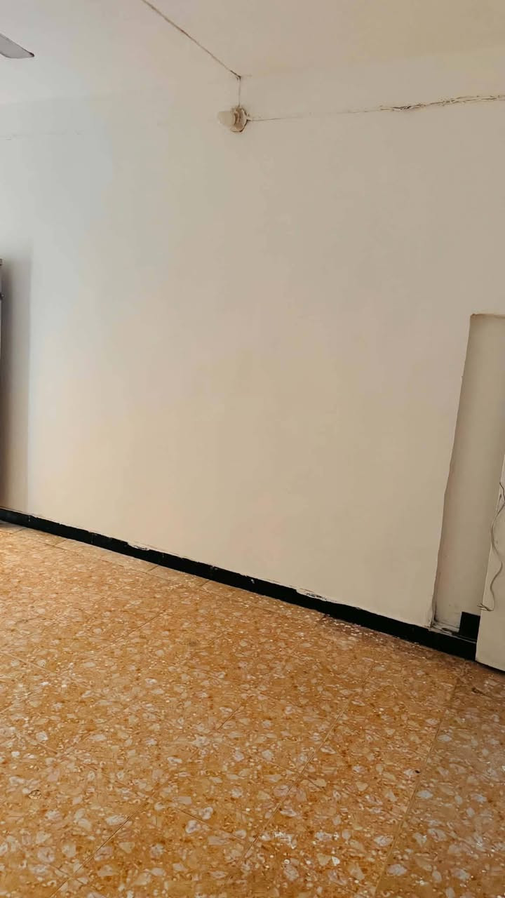 تحية طيبة…
مشتمل المساحة 100 مربع وجه 10 ونزال 10 بصف الركن شارع 6 متر متكون من طابقين الطابق الارضي يحتوي على غرفة نوم واستقبال وهول والطابق الاول يحتوي على غرفة نوم بالامكان اضافة غرفة ثانيه في الطابق الاول 

العنوان زين القوس شارع الشيرازي قرب الجسر 

السعر 85 مليون وبيه مجال
