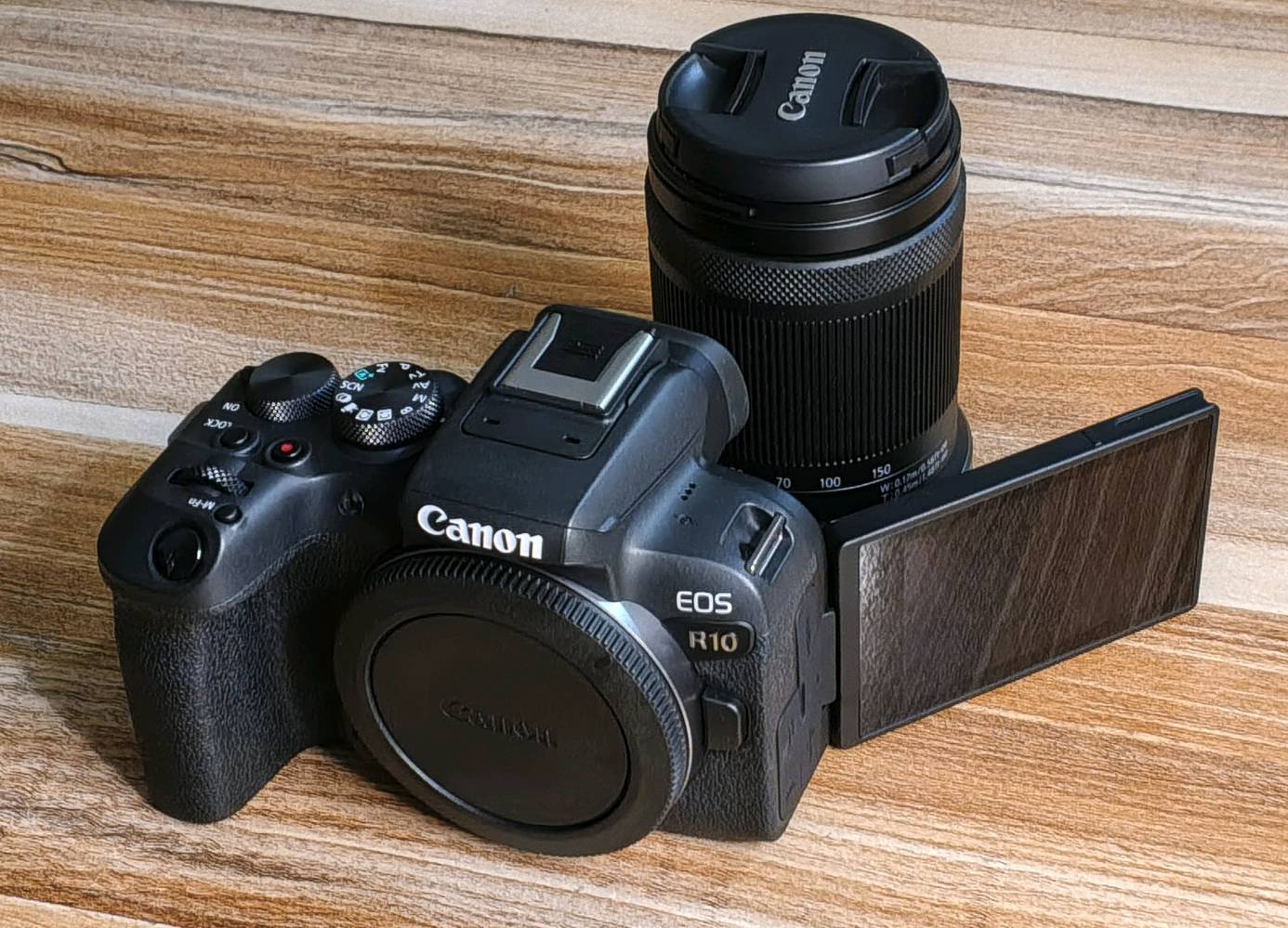 ‏السلام عليكم
‏كاميرا Canon R10 بحالة الزيرو تماماً (استخدام نظيف جدا 100%) بيها ضمان حقيقي مستمر من محل ببغداد ومكفولة بالكامل بدون أي عطل أو خدش
‏التفاصيل:
‏الجسم نظيف وكل الازرار شغالة تفحصها بنفسك
‏عداد الغالق بحدود 9 آلاف فقط 
‏العدسة: الشاملة 18-150mm الأفضل والأغلى من العادية ال45mm
‏
‏الملحقات الكاملة:
‏ العلبة الأصلية + الكتالوجات والأكياس الاصلية + الشاحن والبطارية الأصلية + حقيبة كانون + حزام الرقبة + الكاميرا + العدسة
‏
‏أبرز المواصفات:
‏مستشعر بدقة 24.2 ميغابكسل (APS-C)
‏شاشة قلابة سهلة للتحكم والرؤية
‏سرعة التقاط 15 بالثانية ميكانيكي و23 الكتروني
‏سرعة الفوكس قوية جدا مع تتبع العين
‏تصوير فيديو بجودة 4K بمعدل 60fps، وتصوير بطيء Slow Motion بدقة 1080 بمعدل 120fps.
‏مدى أيزو حتى 32,000 (قابل للتوسعة حتى 51,200).
‏الكاميرا باختصار جديدة جداً  ونظيفة
‏
‏السعر: 1،300,000  قفل
‏المكان: الفلوجة حي الشرطة
‏للتواصل واتساب: ***********