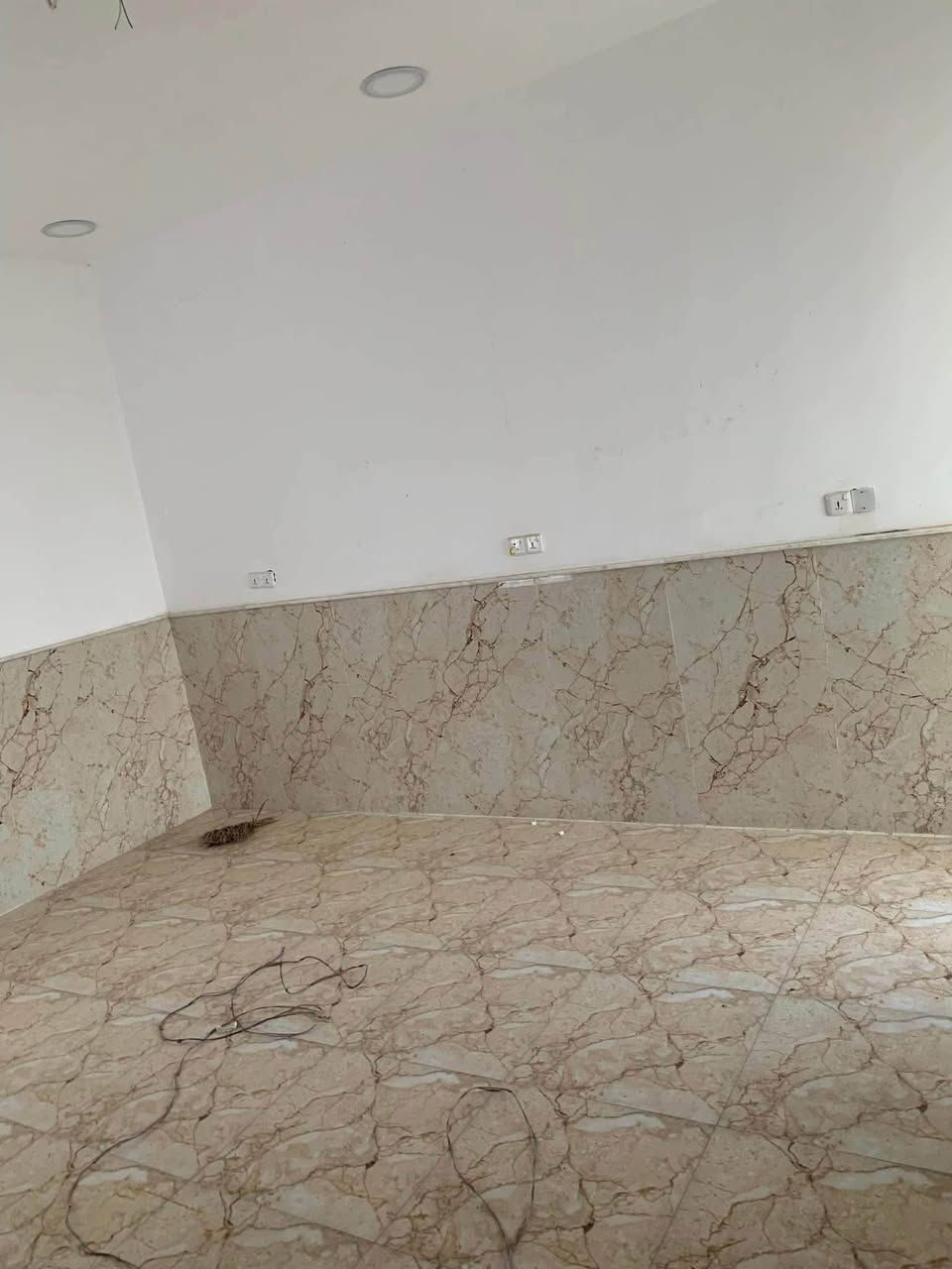 سلام عليكم
بيت  للبيع  🏠 البيت عله ساحه وشارع. 30 ركن 

مكان البيت مقاطعه 14 الحولي قرب المدرسه الجديده 

مساحه. 120 

ثلاثه طوابق 

بناء سنه 2024

ساحبين عليه اسكان. مطلوب حالين 24
***********
